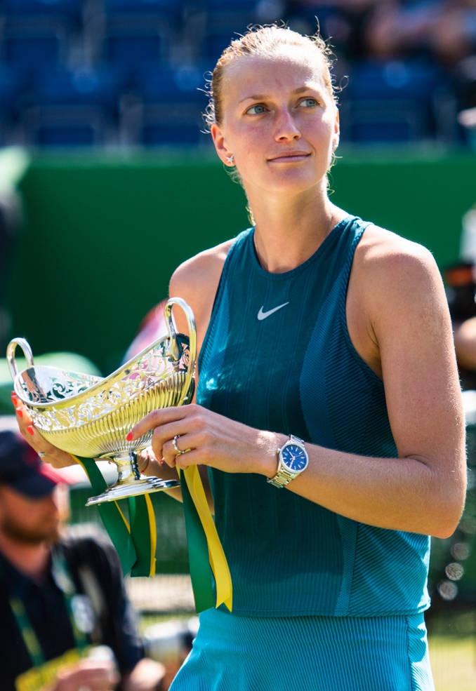 Petra Kvitova, teal Nike outfit, gleaming gold trophy, SD Phone Wallpaper