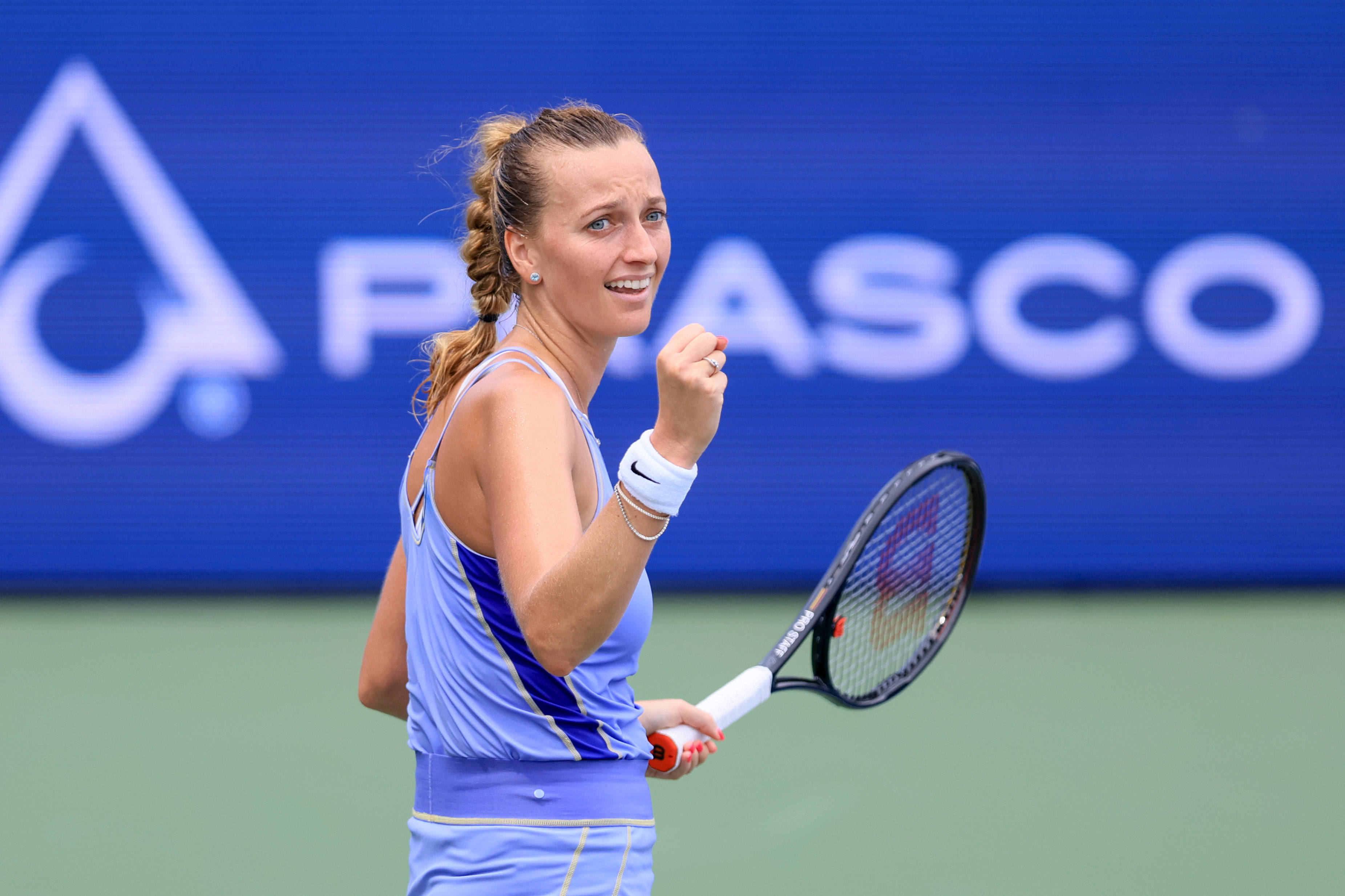 Petra Kvitova, light blue outfit, green court, 2K Desktop Wallpaper