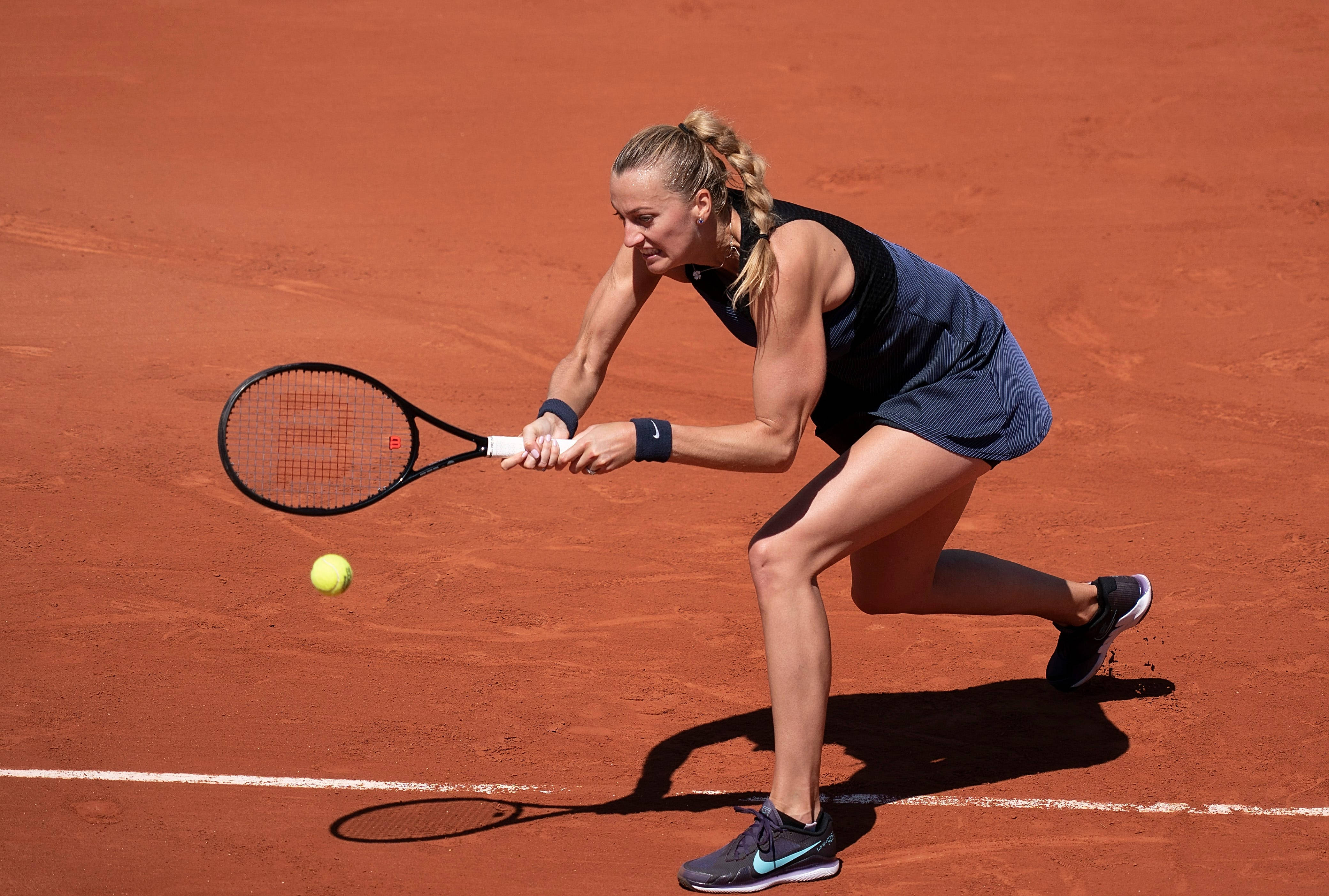 Petra Kvitova, red clay court, low yellow ball, 4K Desktop Wallpaper