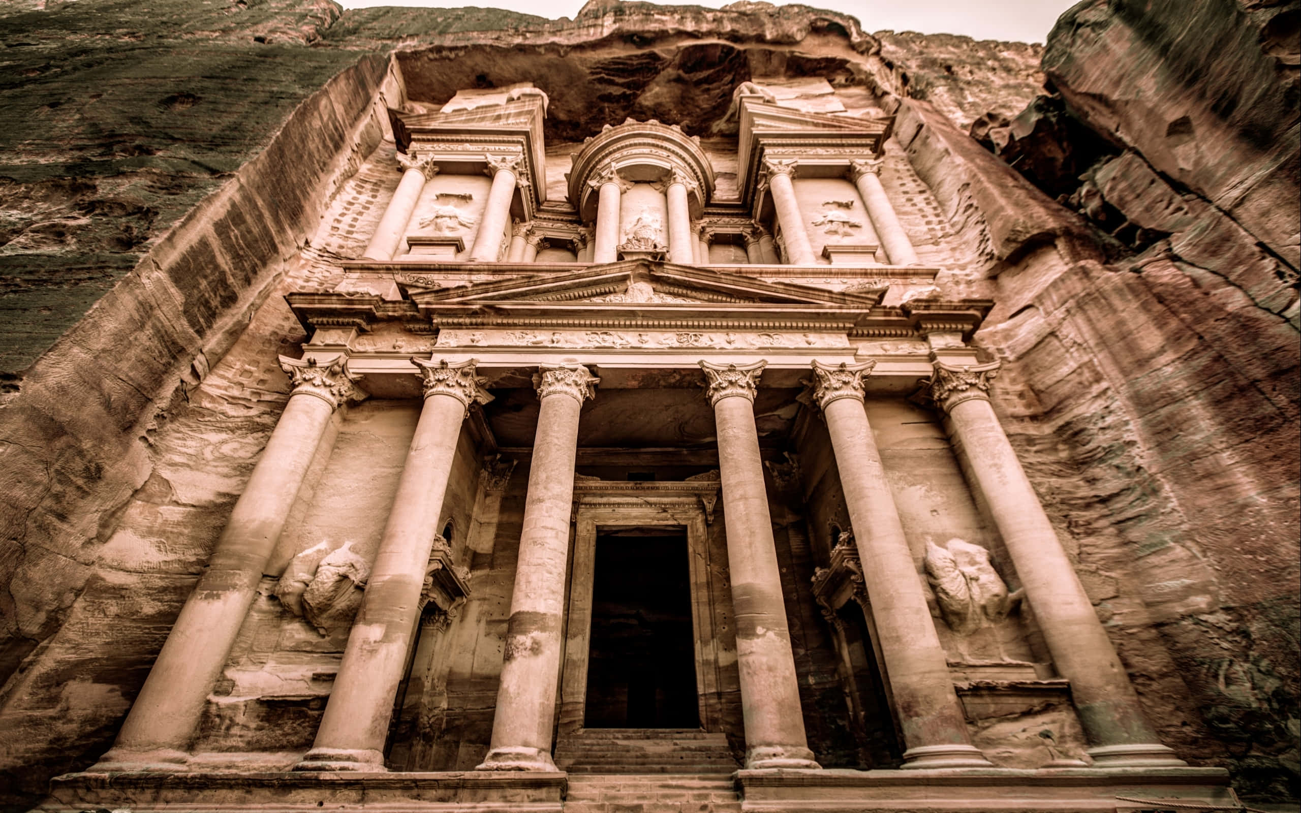 Petra, rose-hued sandstone cliffs, towering columns, 2K Desktop Wallpaper
