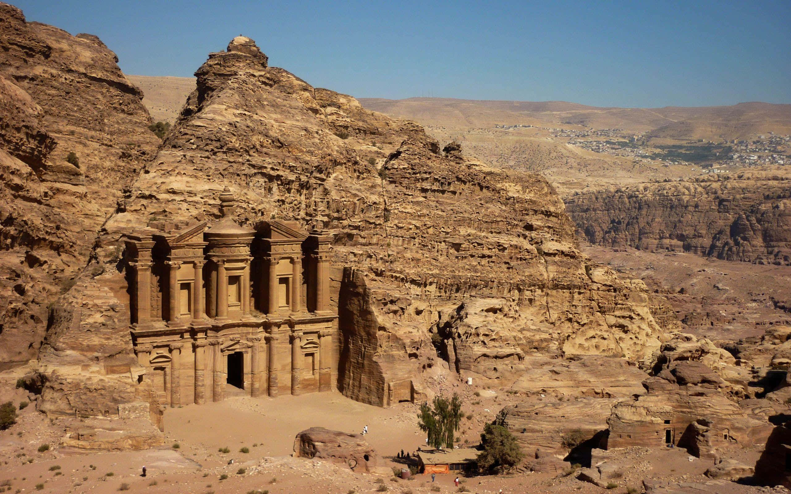 Petra, rose sandstone temple, desert cliff, 2K Desktop Wallpaper