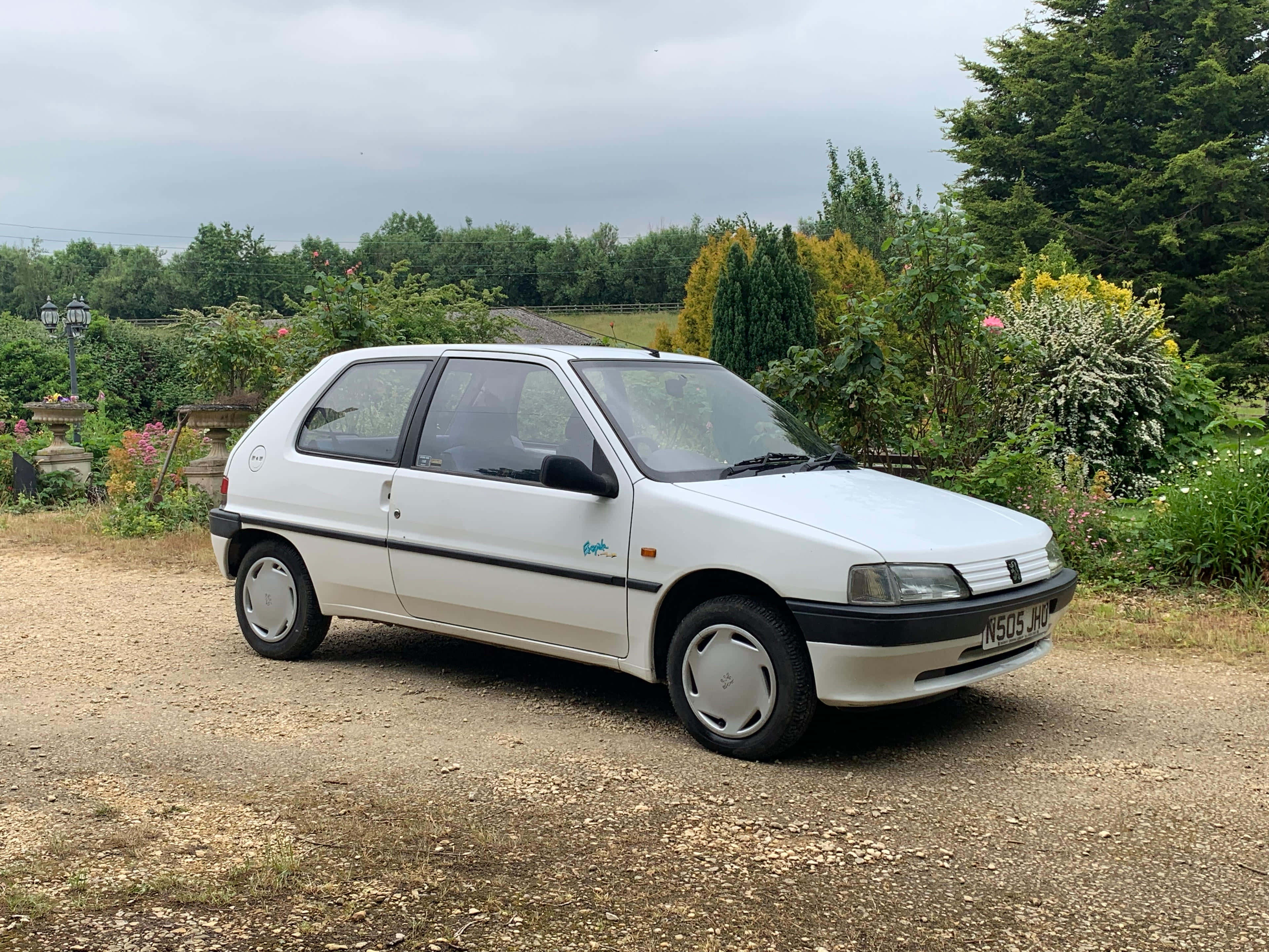 Peugeot 106, white, gravel drive, 4K Desktop Wallpaper