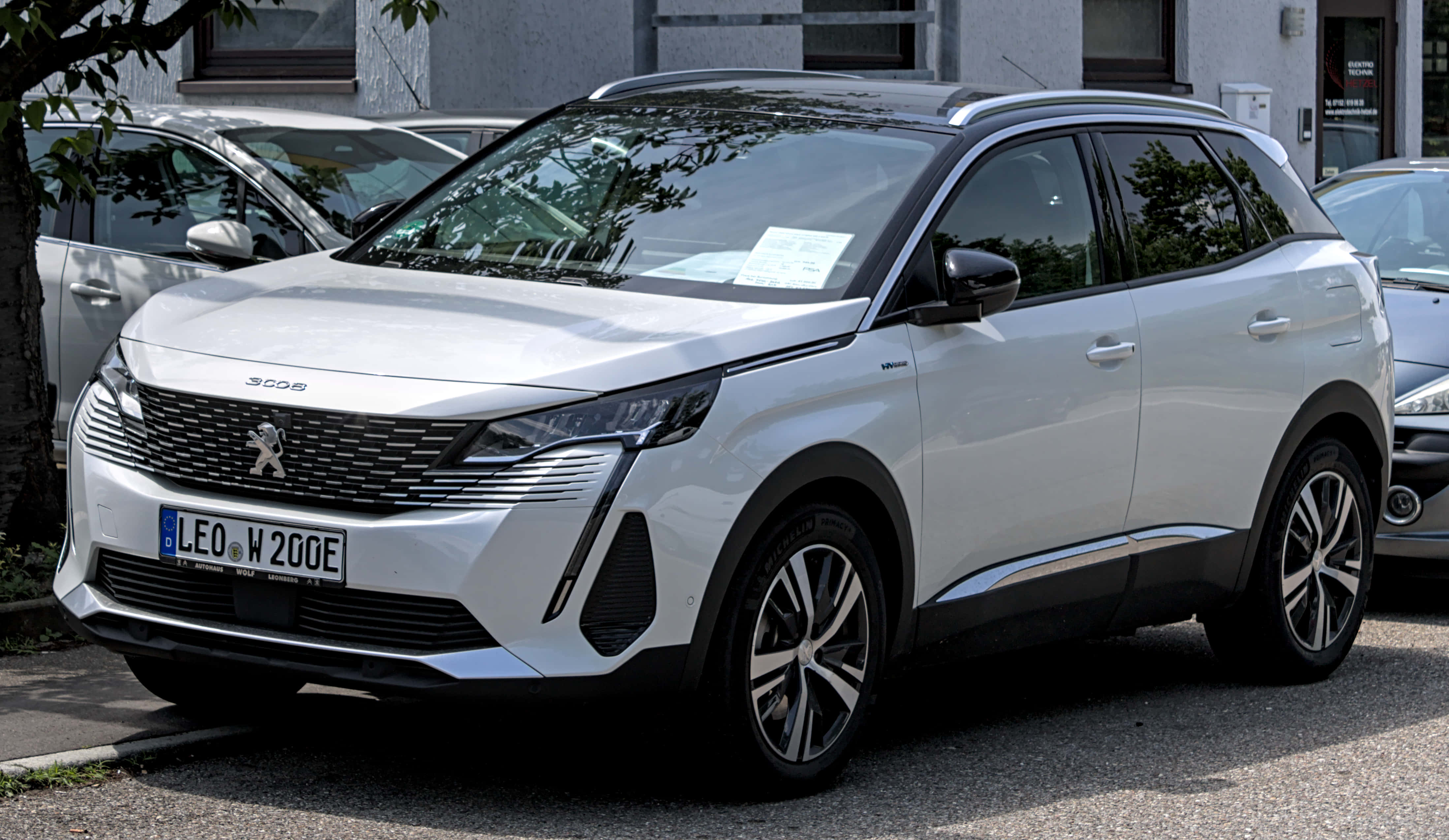 Peugeot 3008, sleek white, sunlit street, 4K Desktop Wallpaper