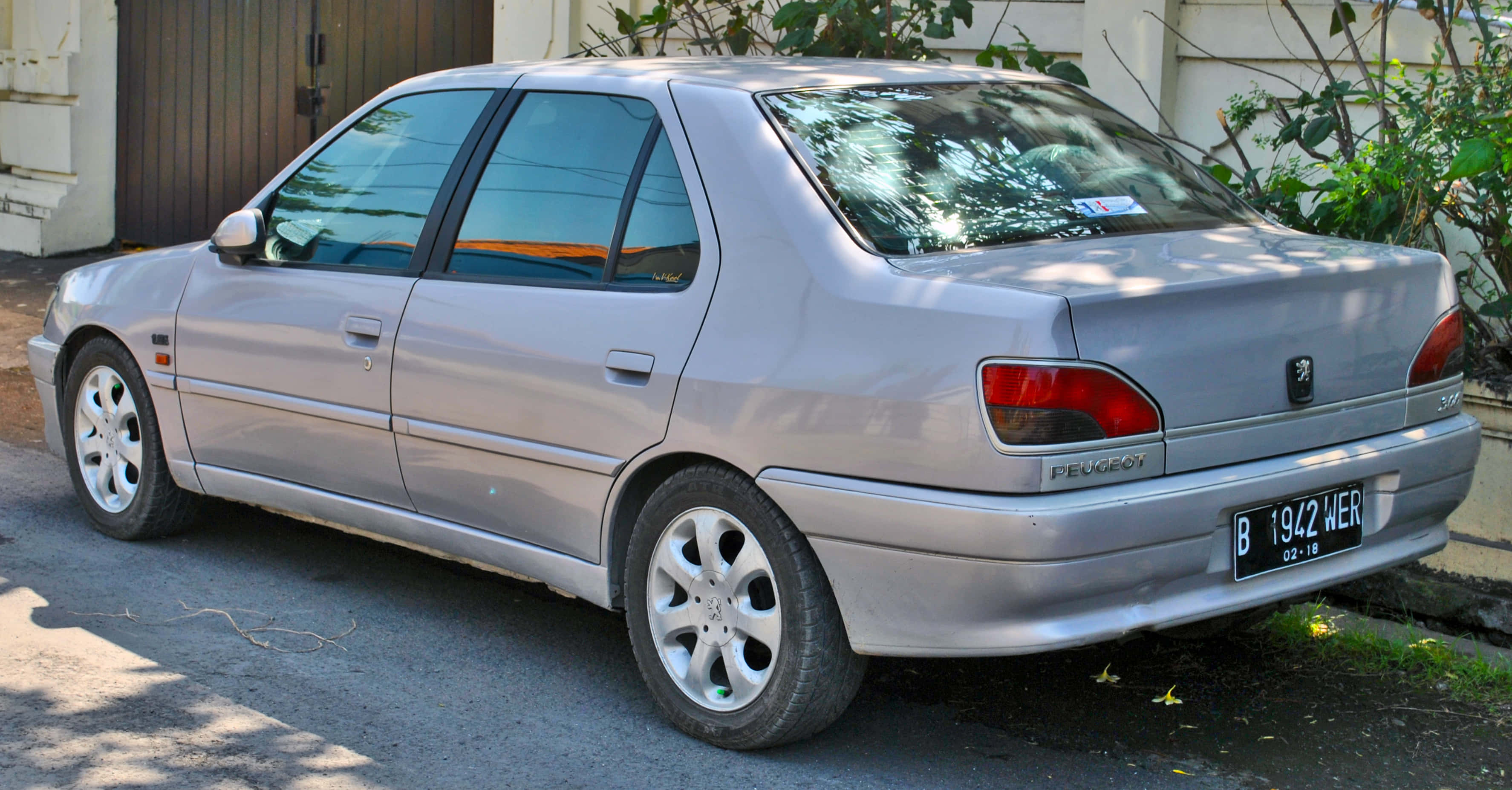 Peugeot 306, silver, sunlit driveway, 2K Desktop Wallpaper