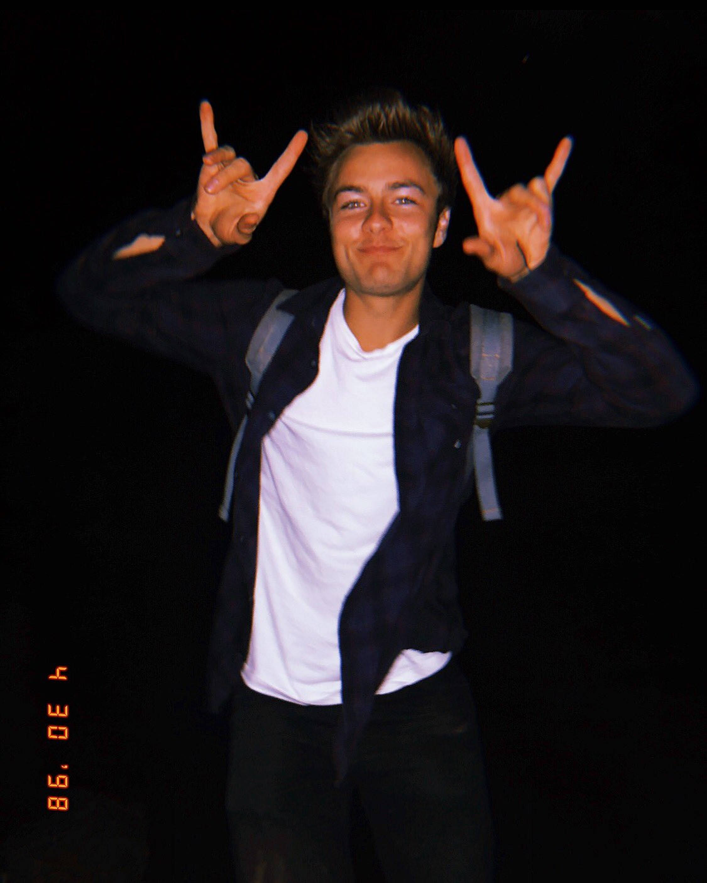 Peyton Meyer, spiky hair, rock hand gestures, 2K Phone Wallpaper