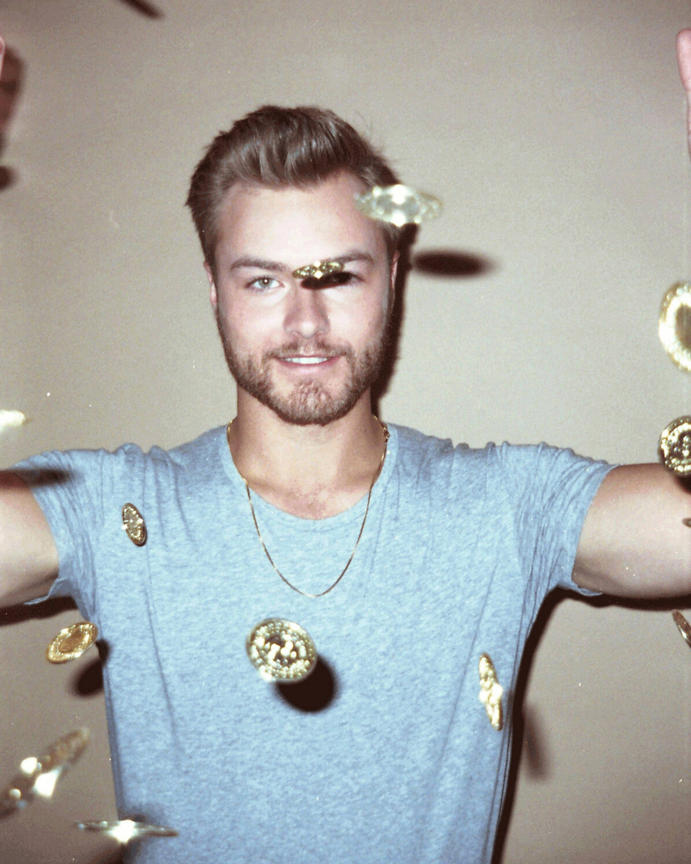 Peyton Meyer, gold coins, beard, 2K Phone Wallpaper