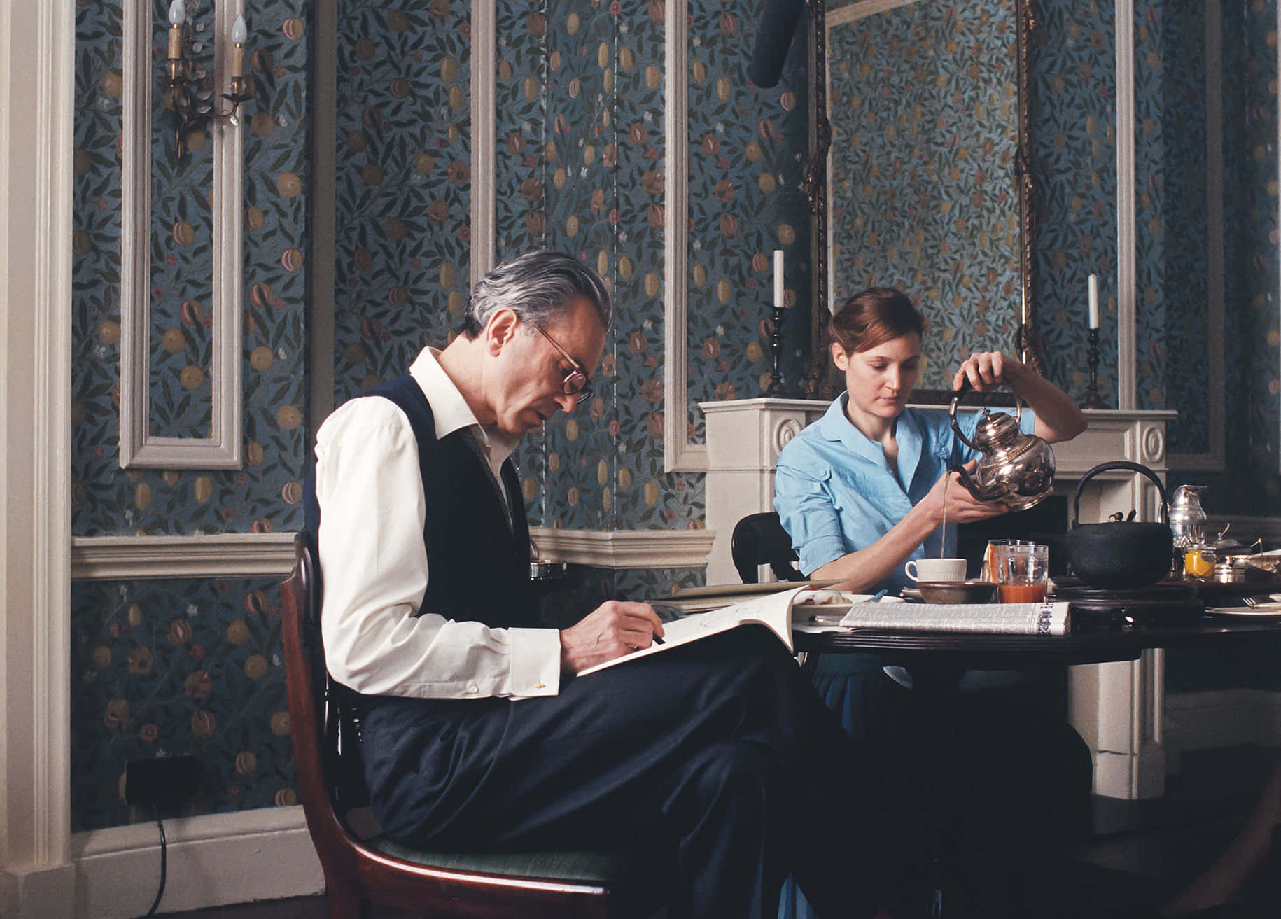 Phantom Thread, breakfast scene, blue shirt, HD Desktop Wallpaper