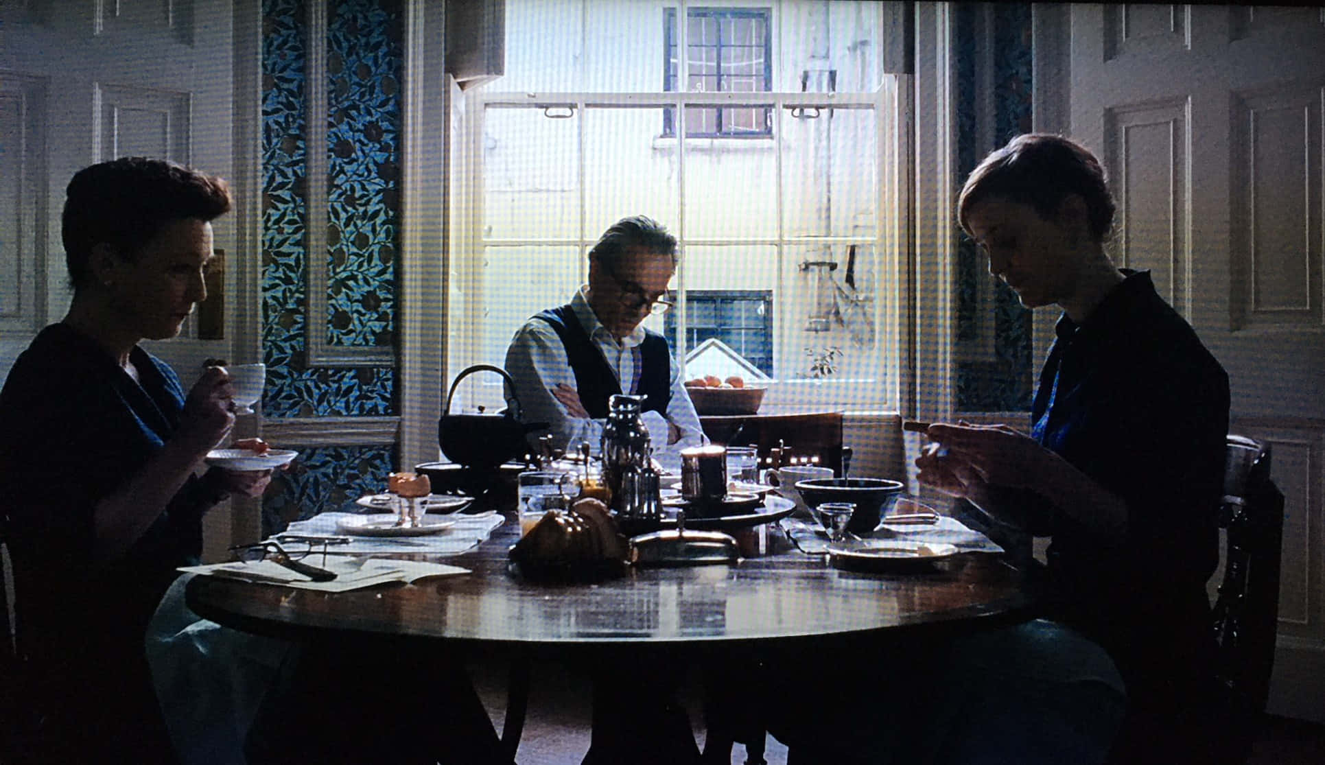 Phantom Thread, breakfast scene, round wooden table, Full HD Desktop Wallpaper