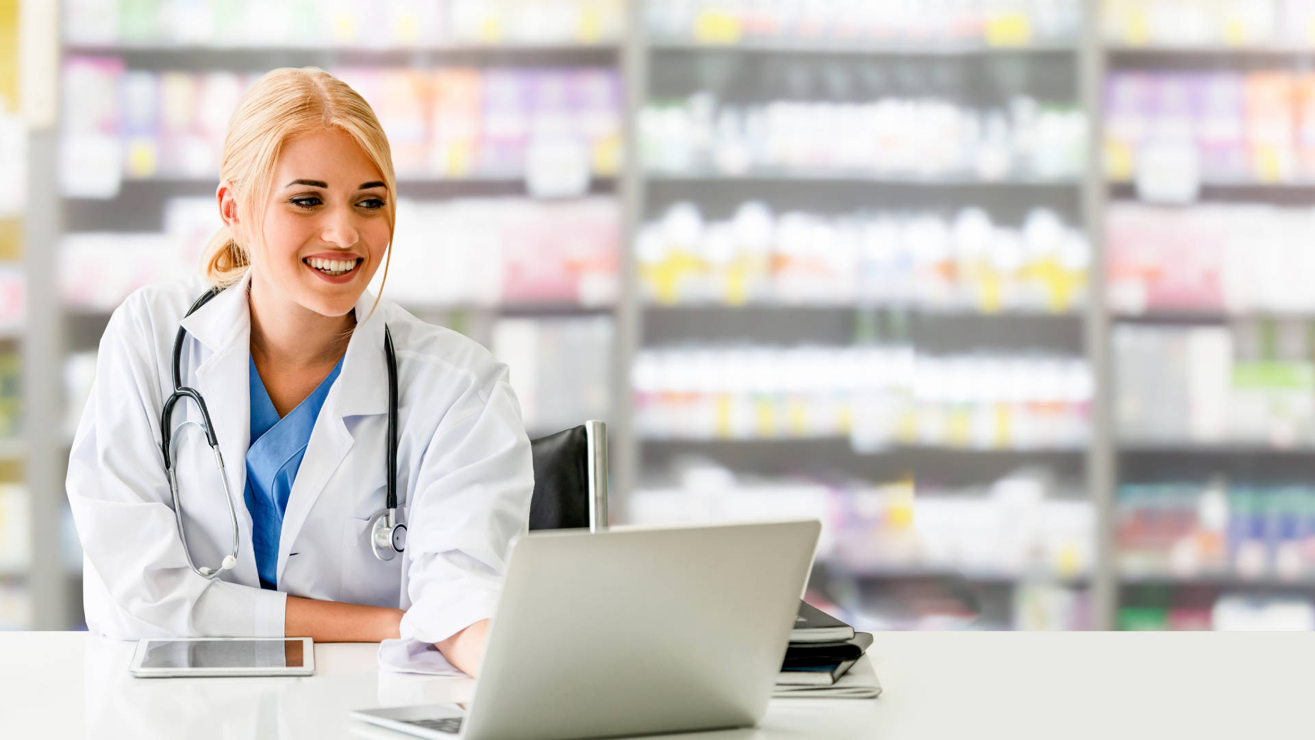 smiling pharmacist, white coat, stethoscope, Full HD Desktop Wallpaper