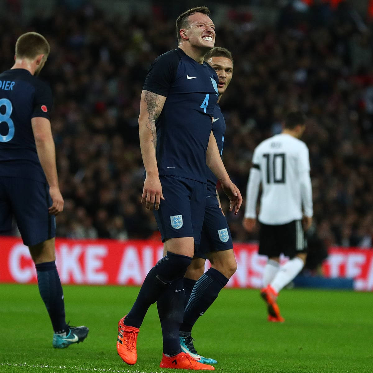 Phil Jones, navy kit, stadium pitch, SD Desktop Wallpaper