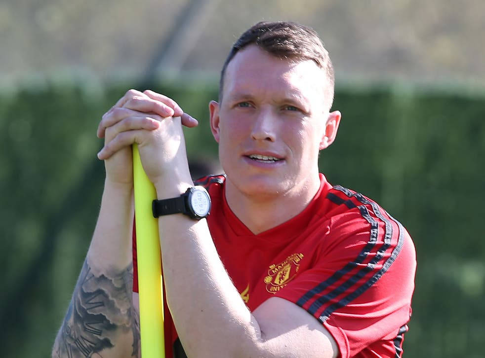 Phil Jones, yellow pole, red training kit, SD Desktop Wallpaper