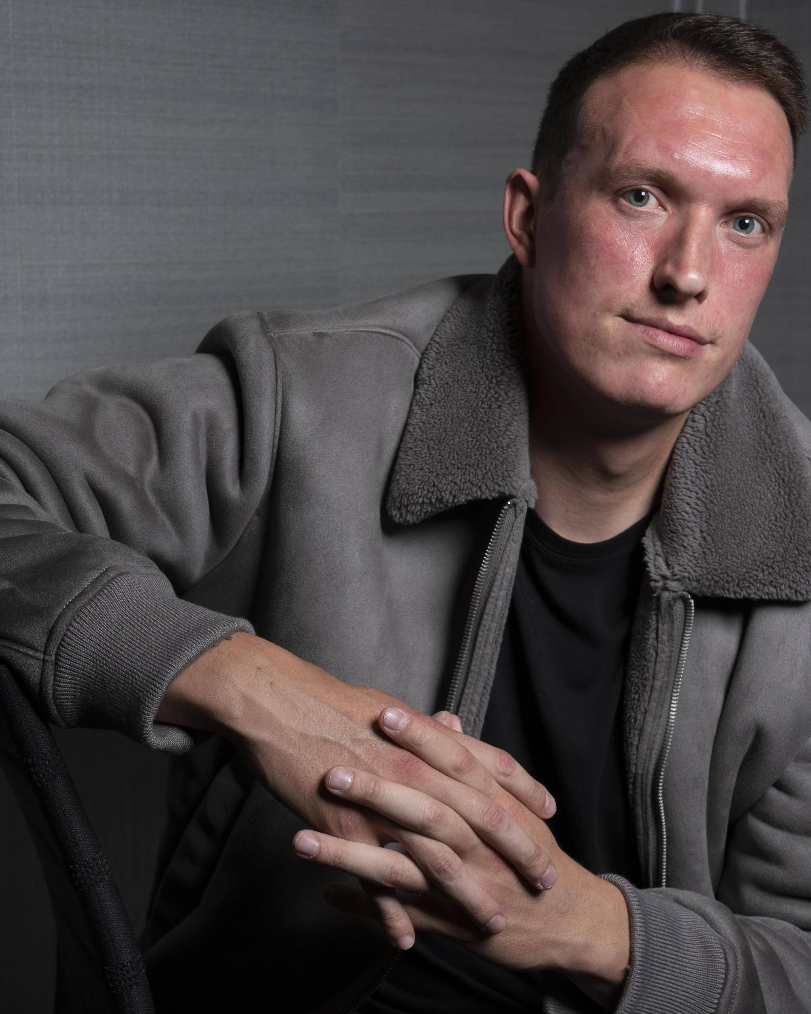 Phil Jones, gray fleece jacket, textured gray wall, 2K Phone Wallpaper