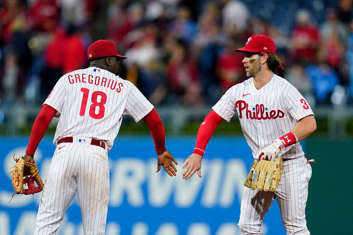 Philadelphia Phillies, pinstripe uniforms, sunlit field, SD Desktop Wallpaper