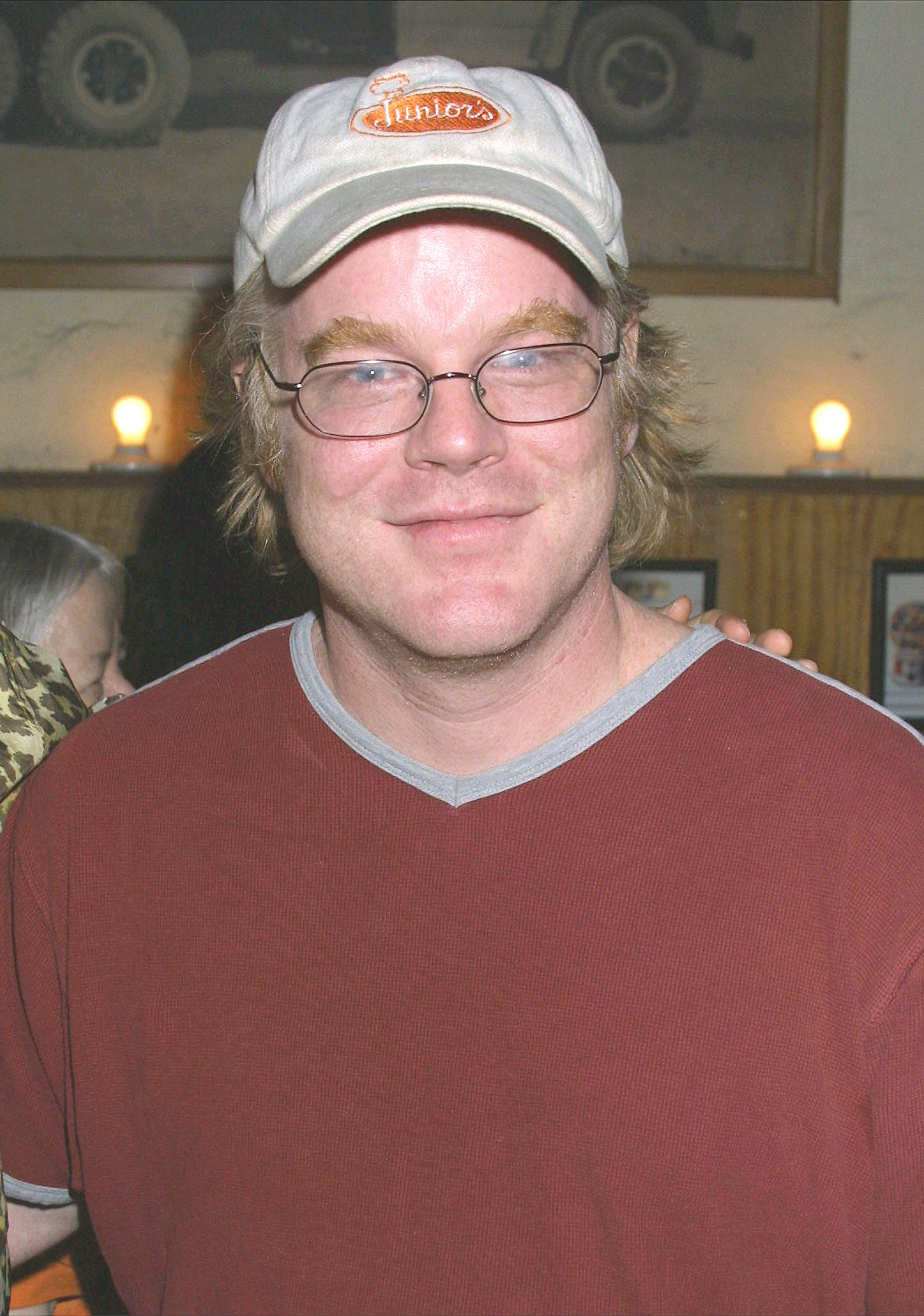 Philip Seymour Hoffman, brown-red shirt, glasses, 2K Phone Wallpaper