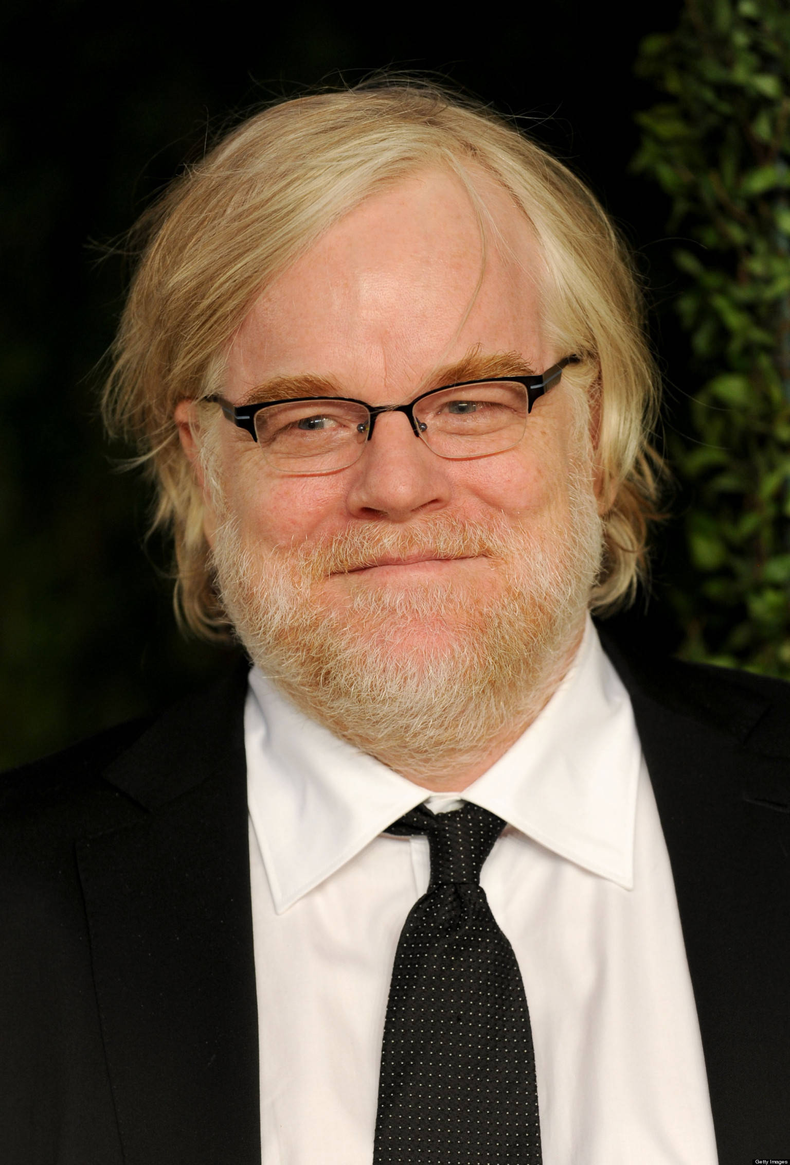 Philip Seymour Hoffman, 2013 Vanity Fair Oscar, black suit and tie, Full HD Phone Wallpaper