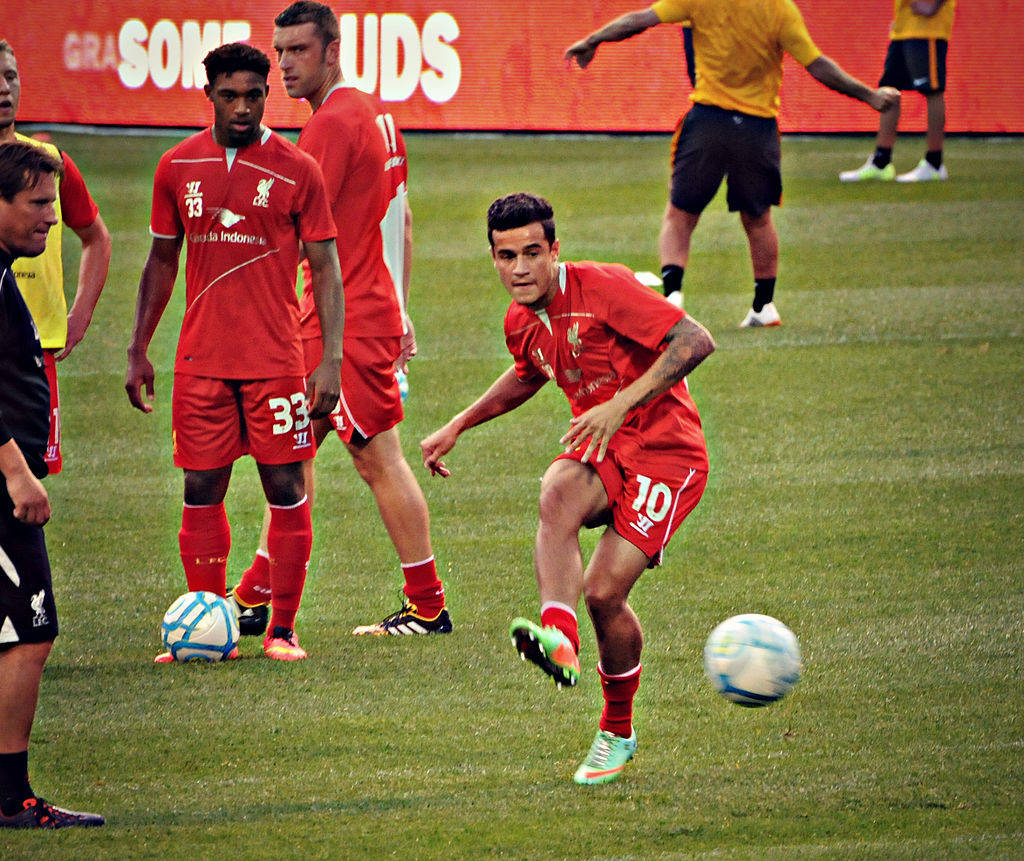 Philippe Coutinho, red kit, green field, SD Desktop Wallpaper