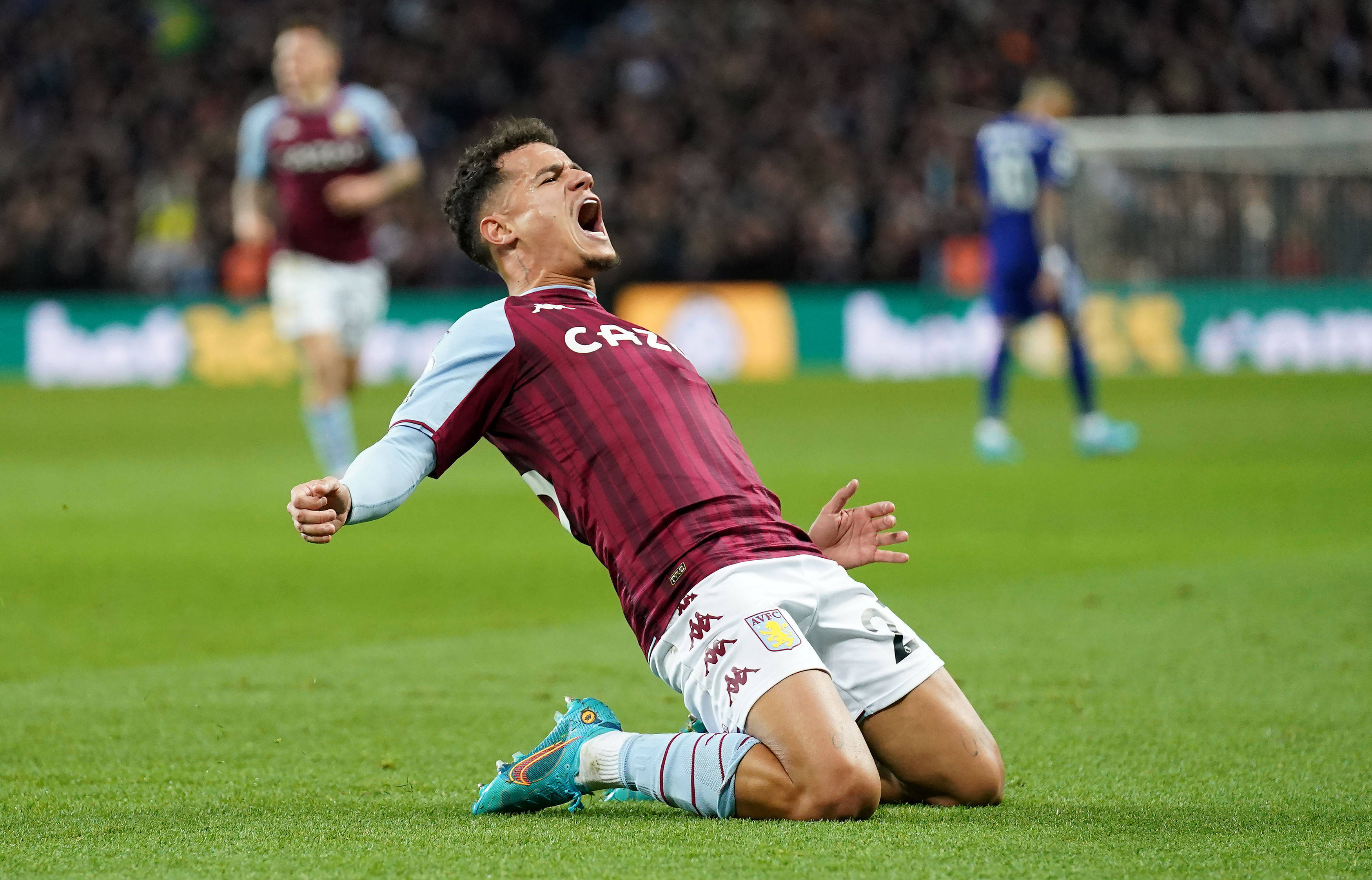 Philippe Coutinho, maroon jersey, grass, 2K Desktop Wallpaper