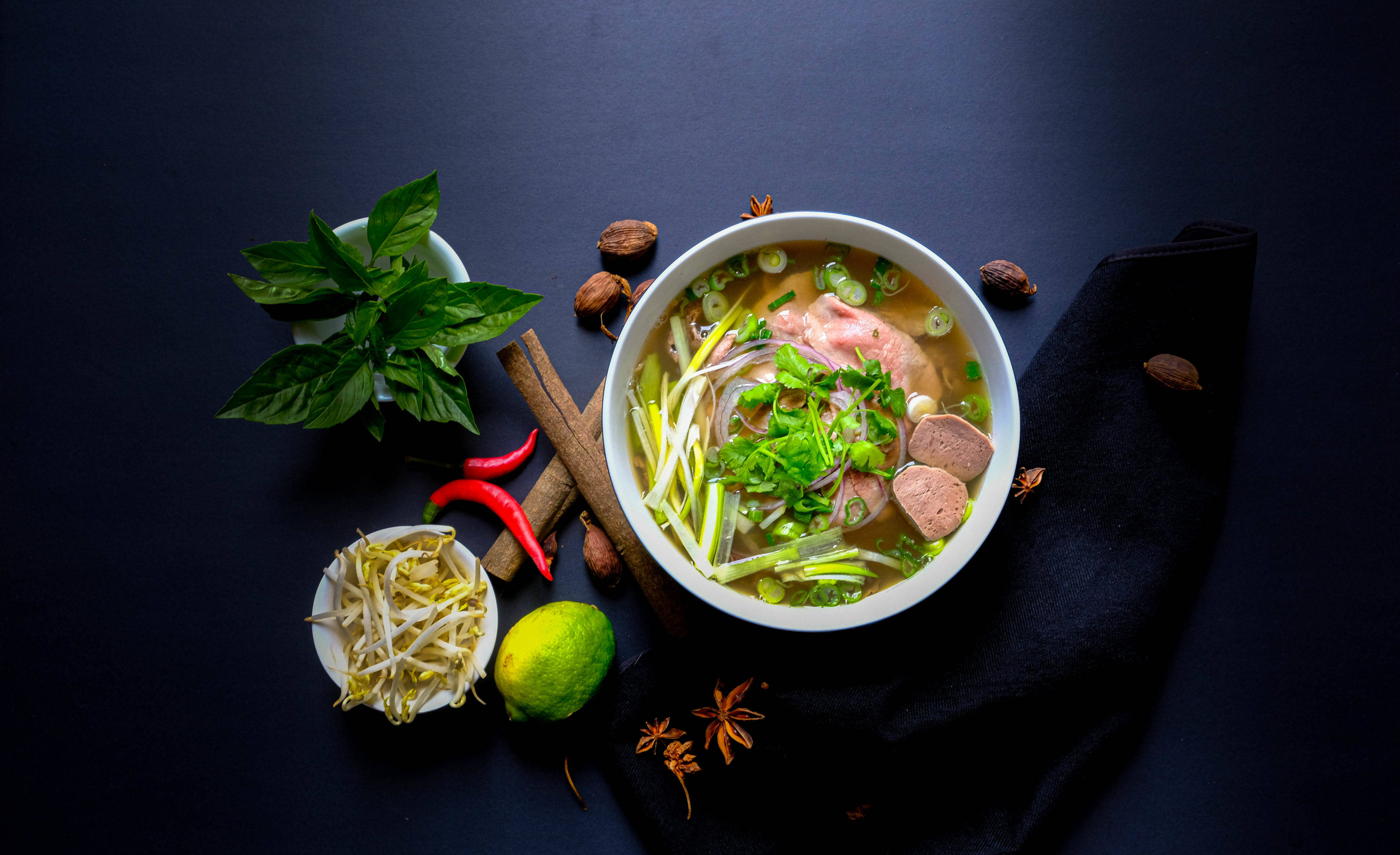pho, Vietnamese spicy noodles, steaming bowl, 4K Desktop Wallpaper
