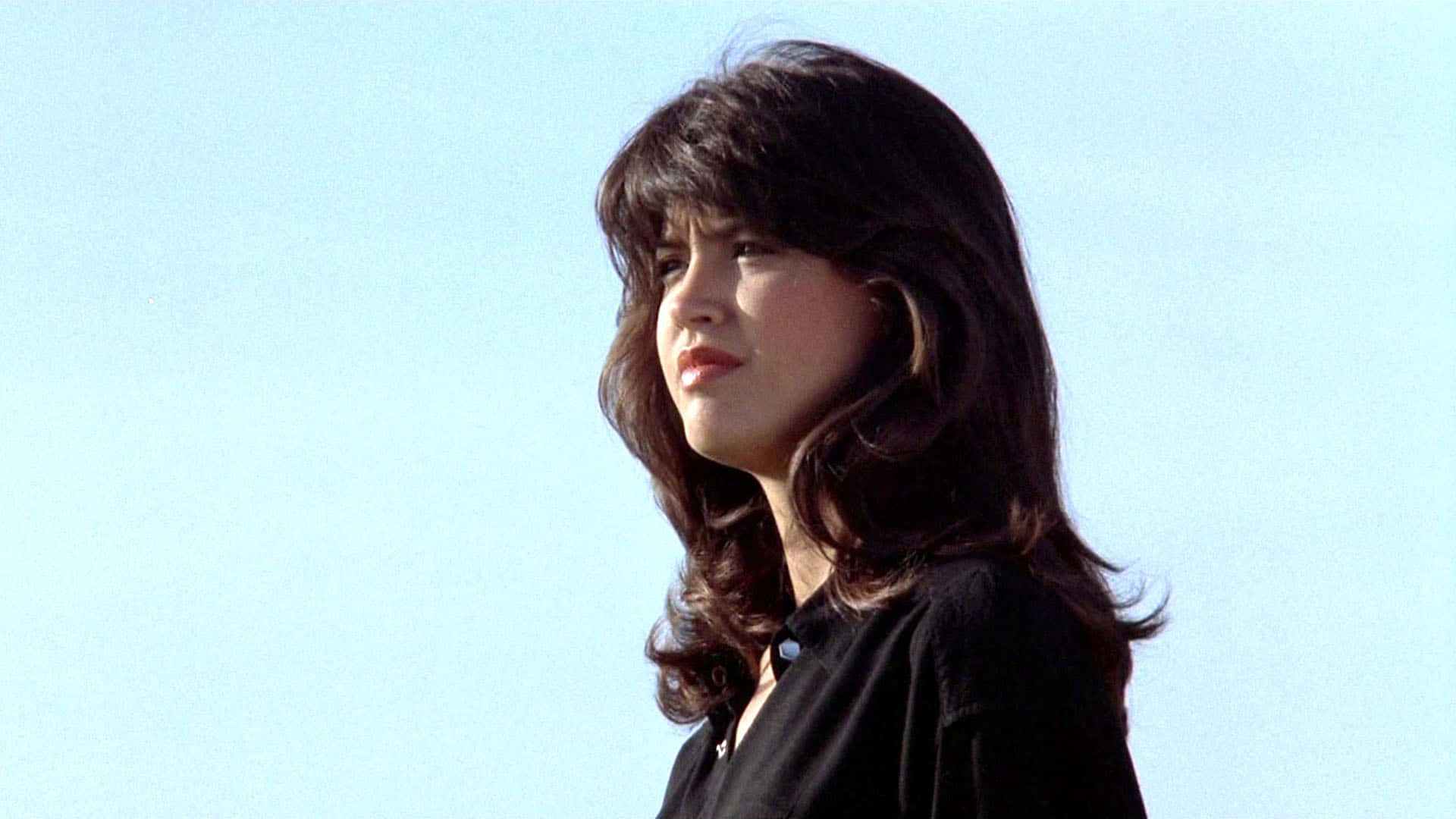 Phoebe Cates, dark wavy hair, clear blue sky, Full HD Desktop Wallpaper