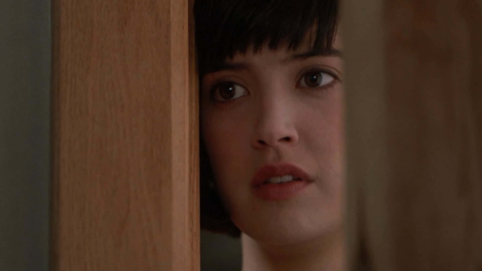 Phoebe Cates, dark bobbed hair, wooden door frame, Full HD Desktop Wallpaper