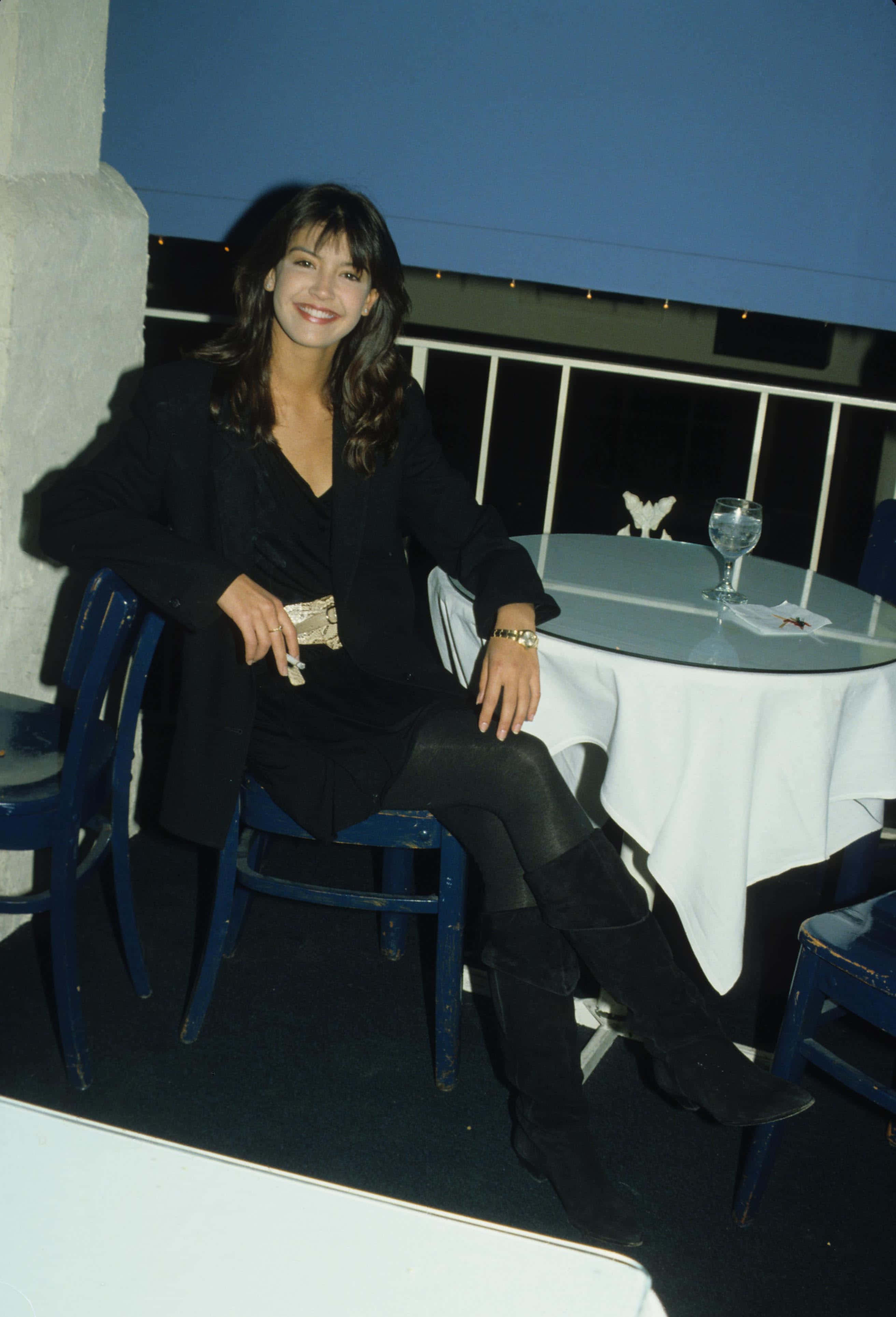 Phoebe Cates, black outfit, blue chair, 4K Phone Wallpaper