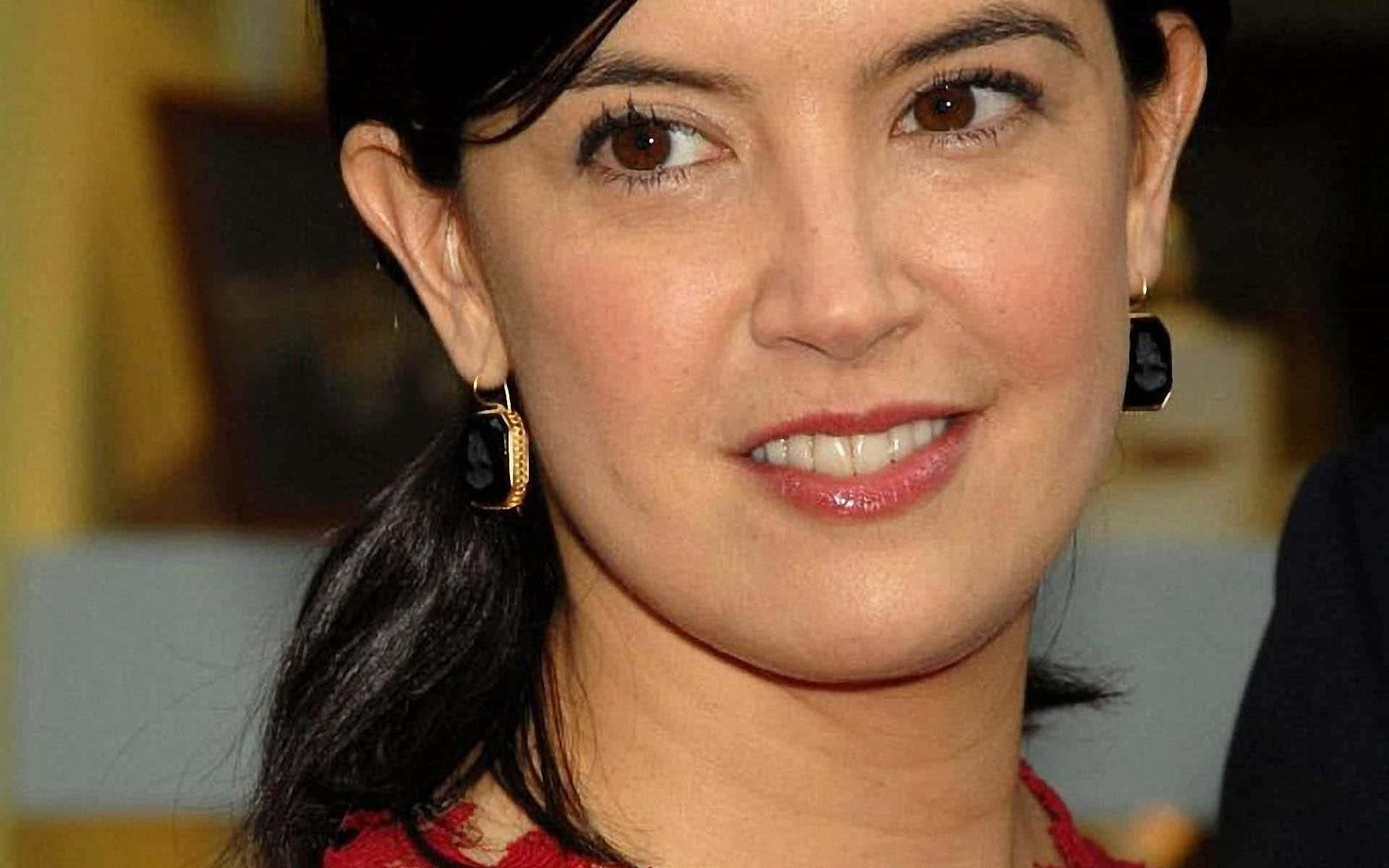 Phoebe Cates, black and gold earrings, dark hair, Full HD Desktop Wallpaper
