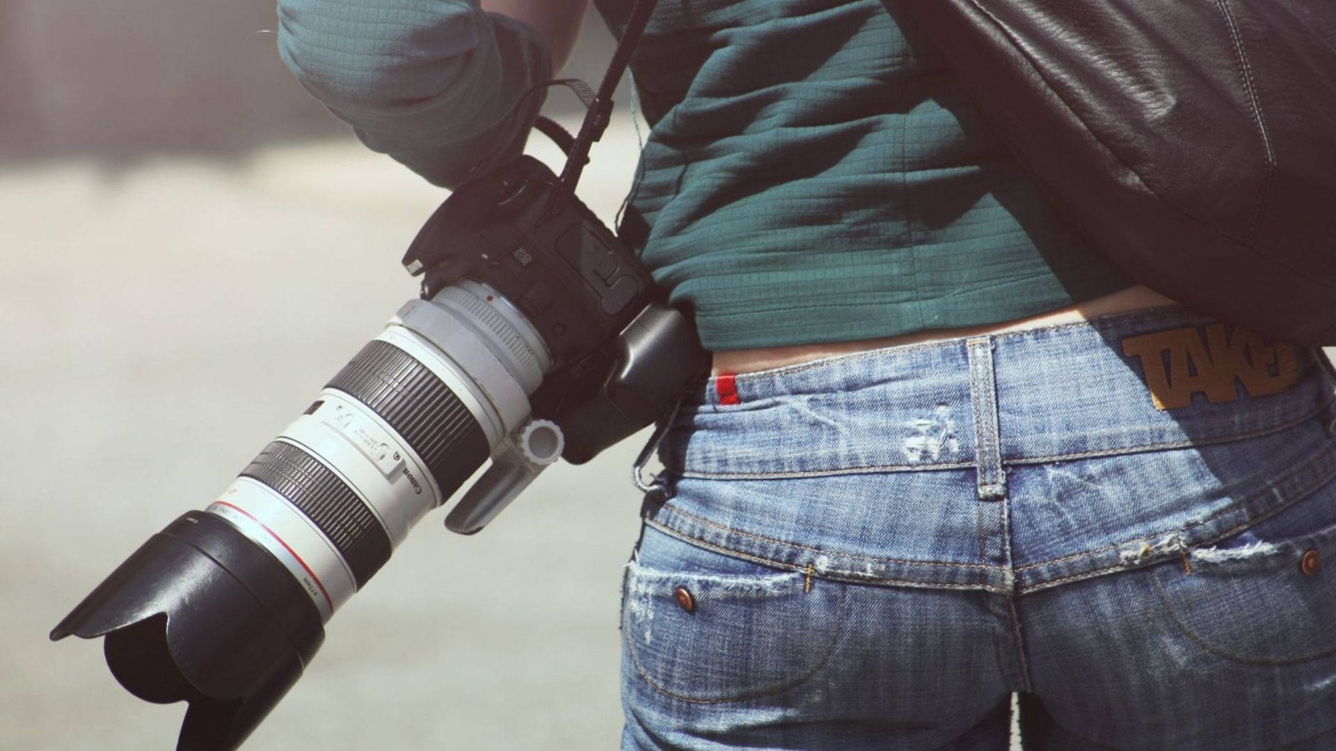 DSLR camera, large lens, green shirt, Full HD Desktop Wallpaper