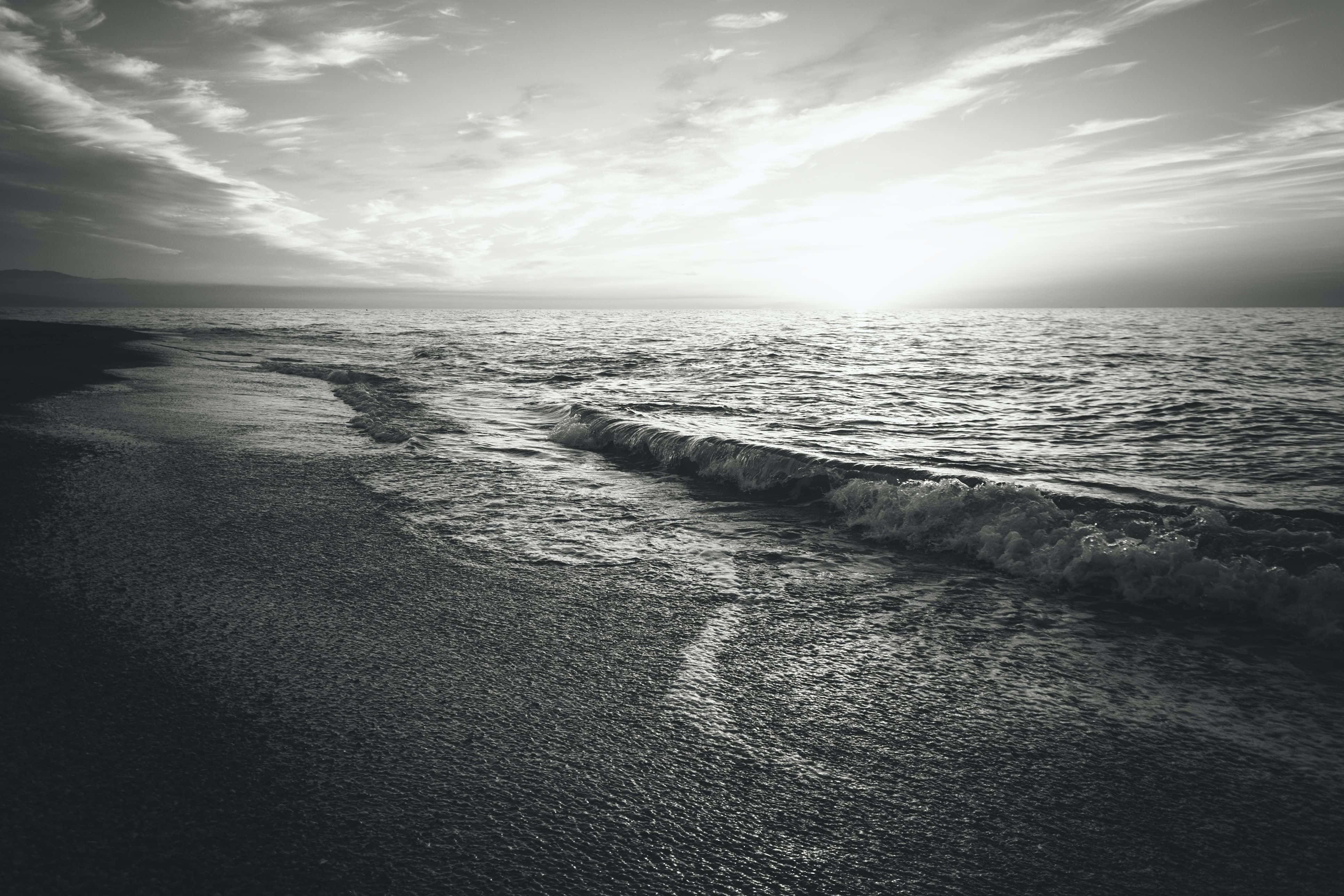 black and white ocean, monochrome beach scene, gentle waves, 4K Desktop Wallpaper