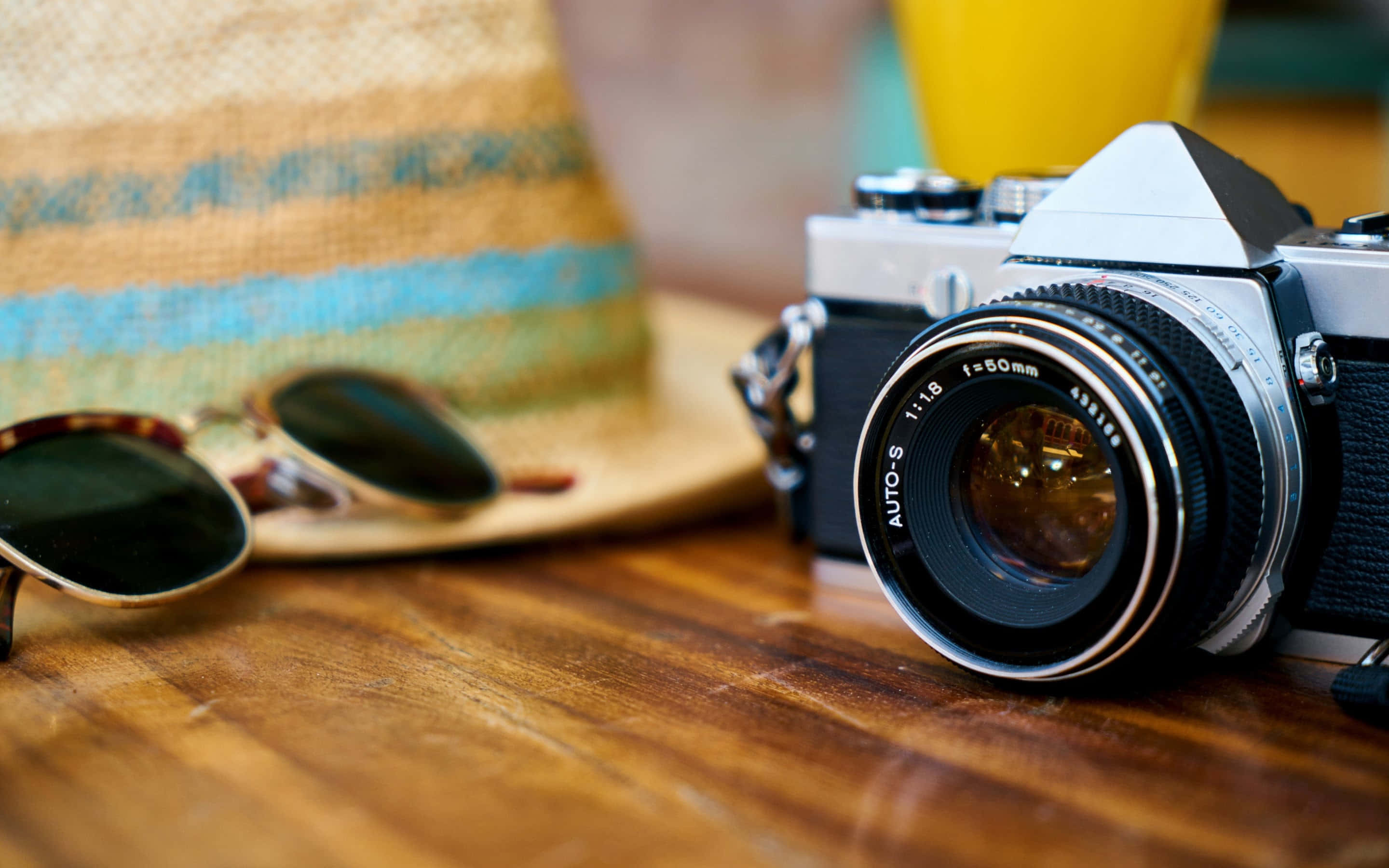 vintage film camera, wooden table, straw hat, 2K Desktop Wallpaper
