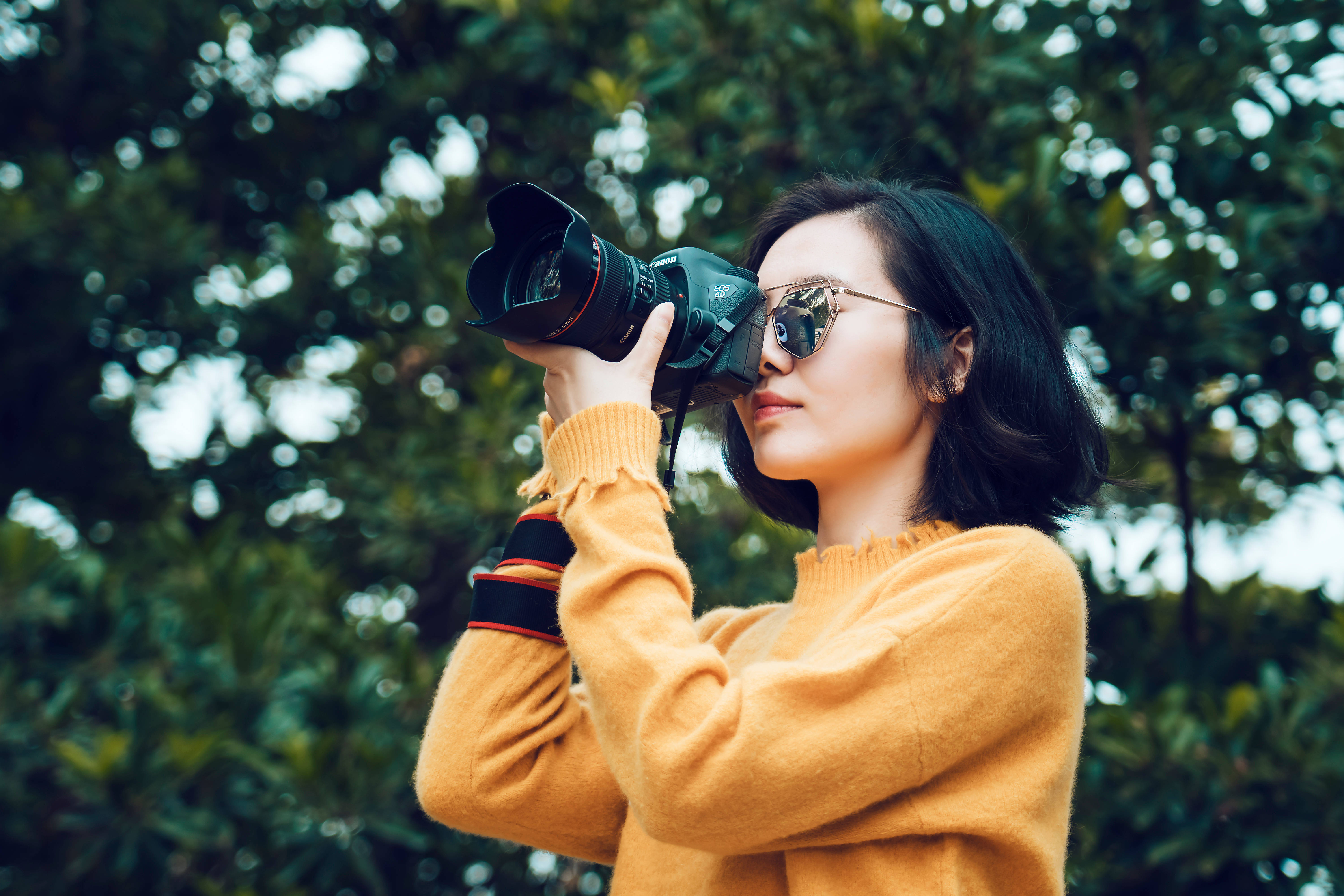 mustard sweater, sunglasses, DSLR camera, 5K Desktop Wallpaper