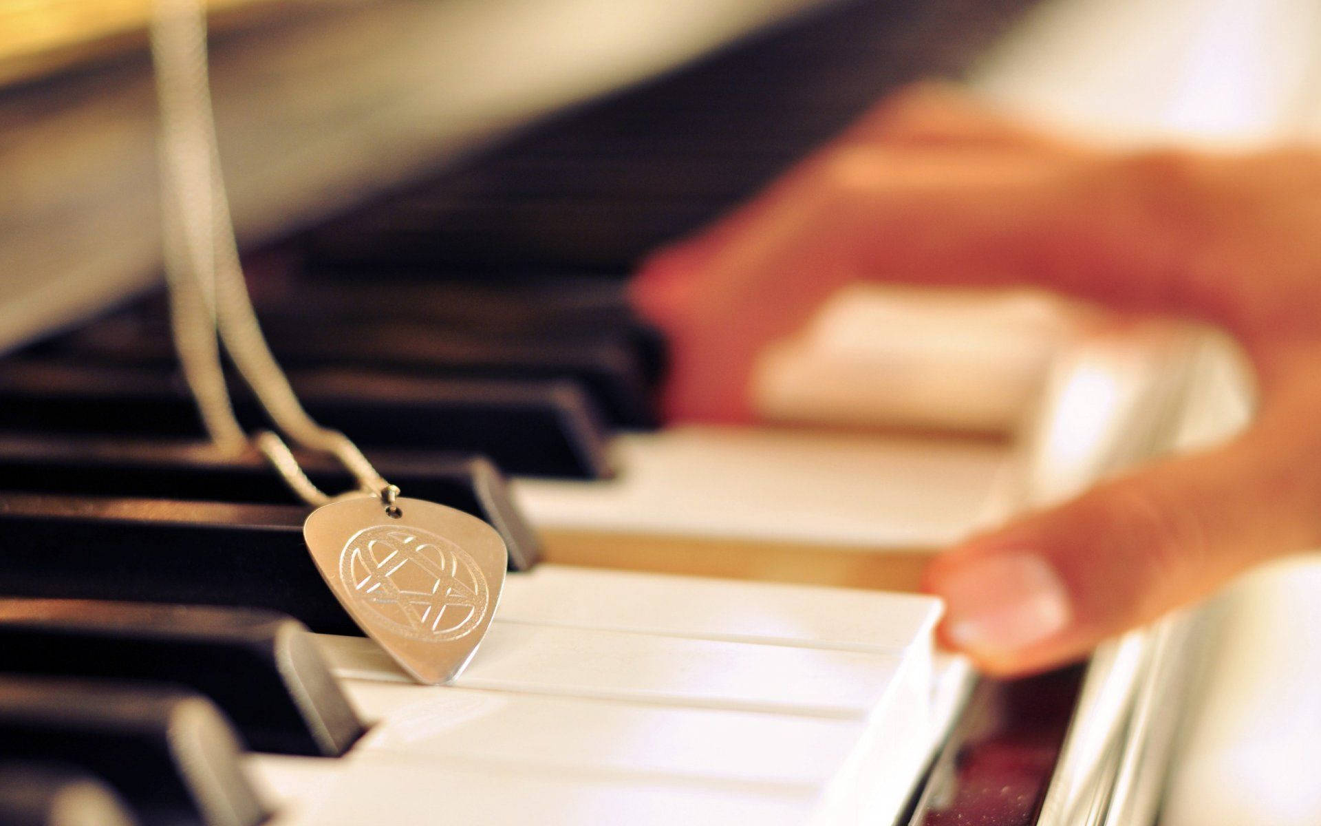 HD Piano, silver pendant, guitar pick necklace, Full HD Desktop Wallpaper