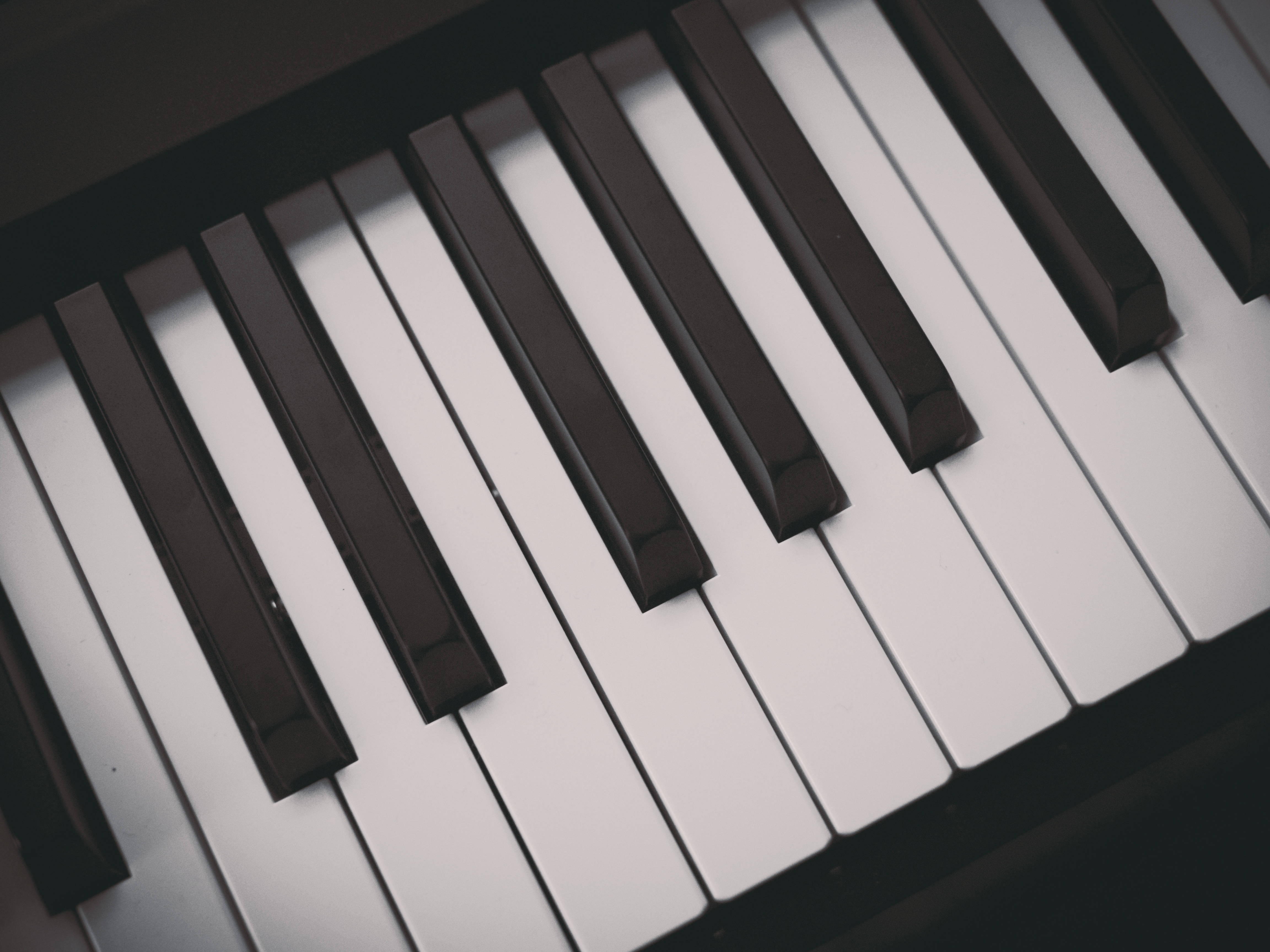 piano keyboard, aerial view, soft focus, 4K Desktop Wallpaper