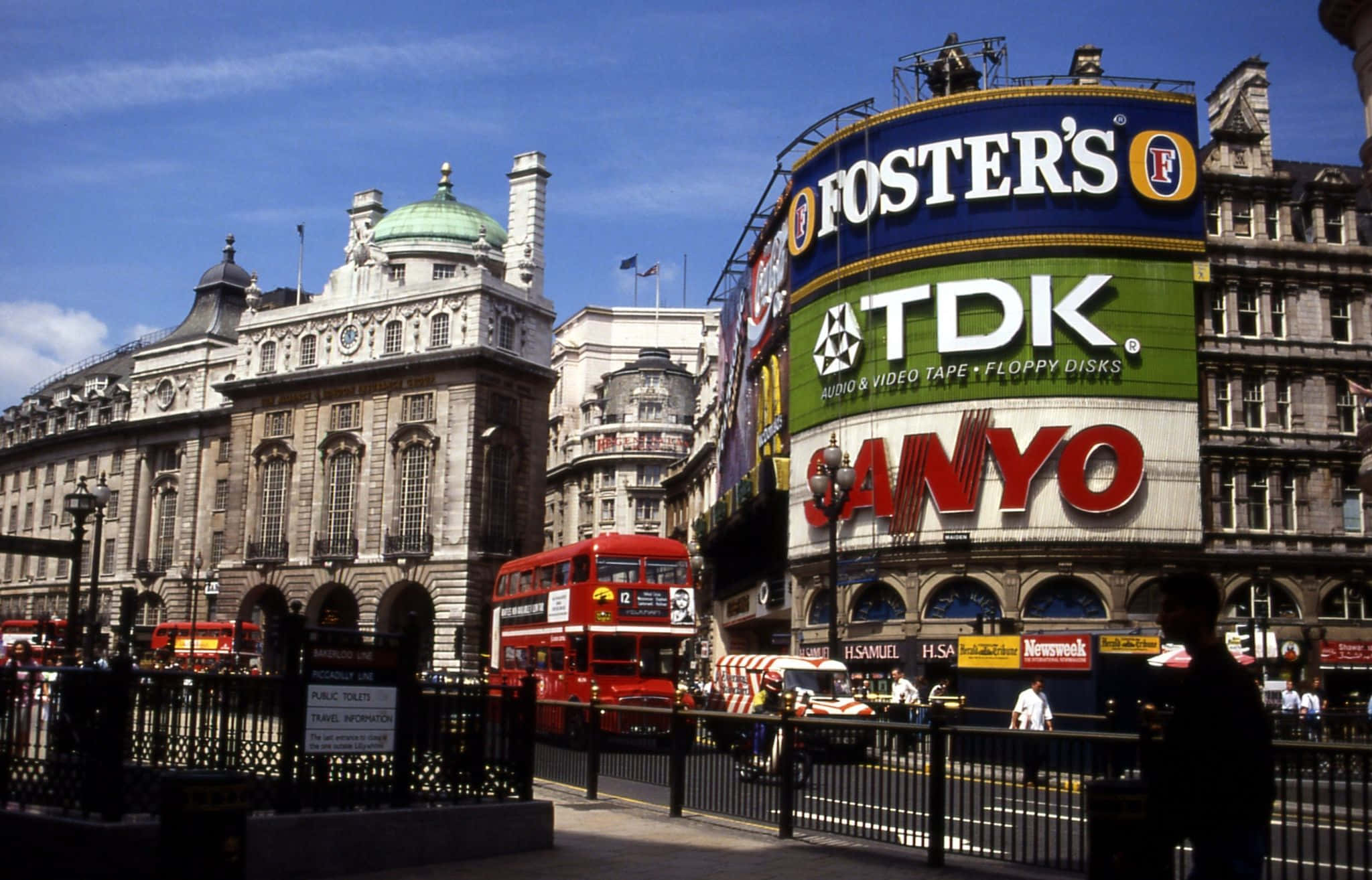 Piccadilly Circus, red double-decker buses, Vintage London street scene, Full HD Desktop Wallpaper
