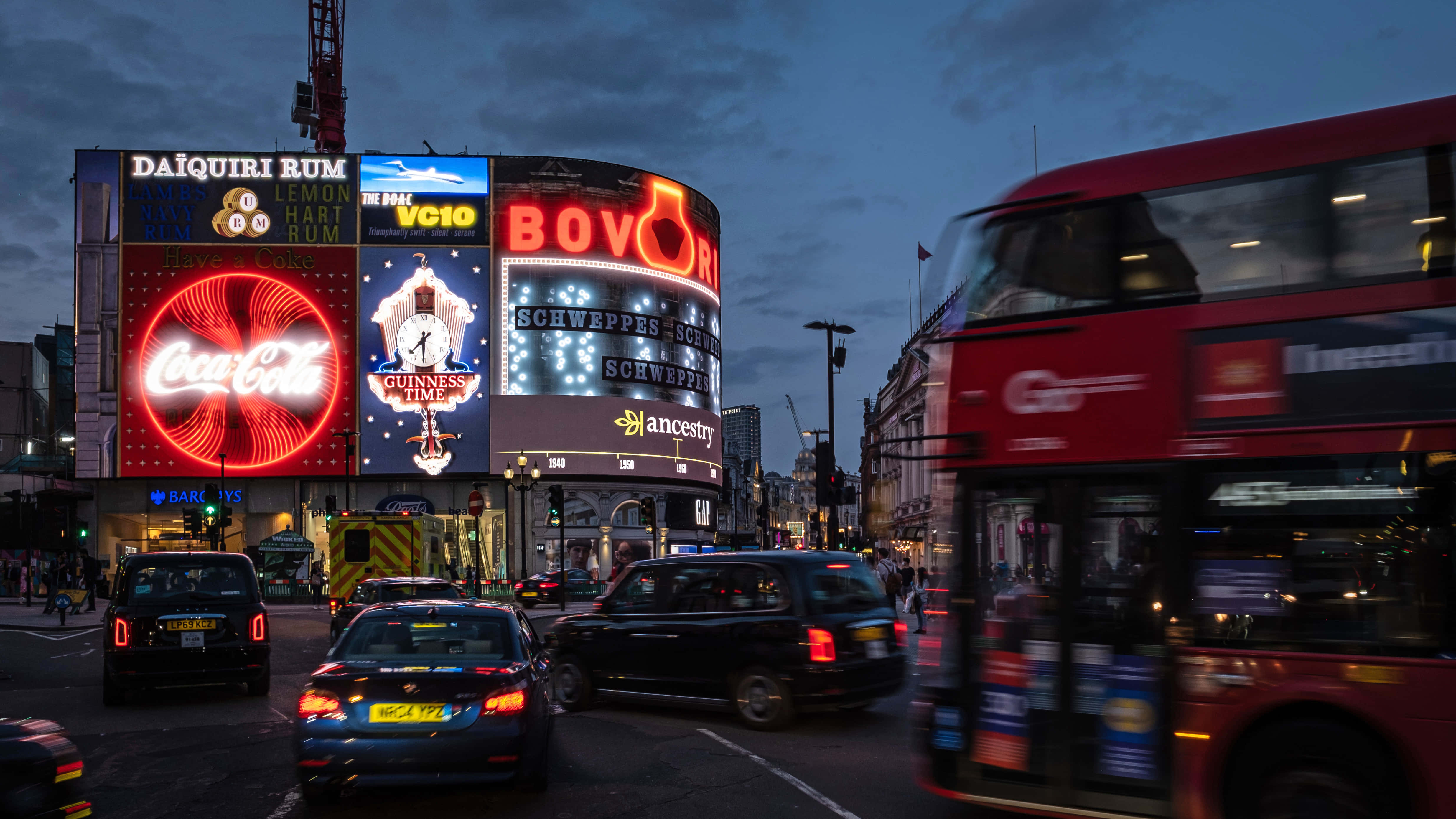 Piccadilly Circus, London street, dusk, 4K Desktop Wallpaper
