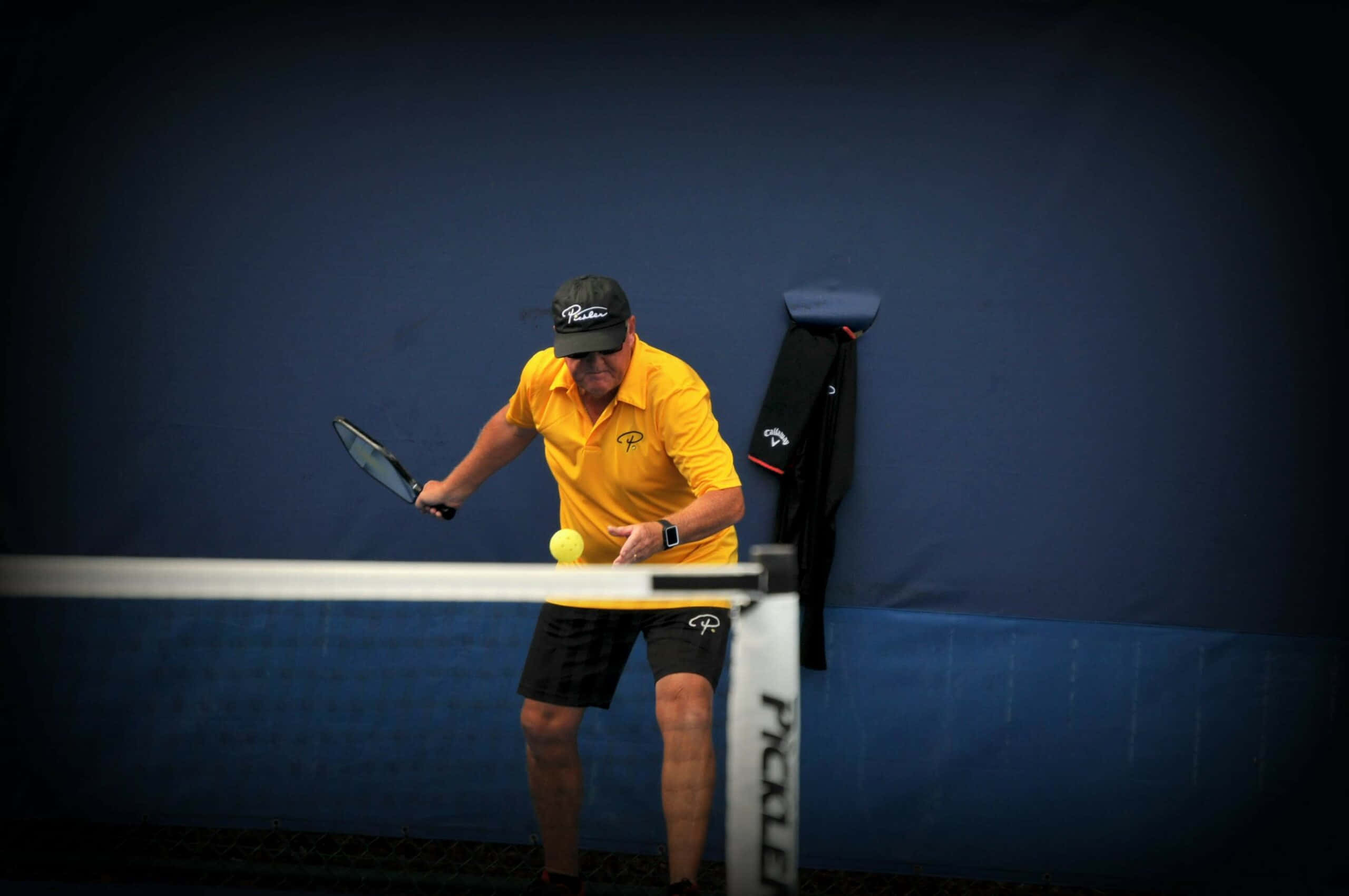 pickleball player, yellow shirt, pickleball paddle, 2K Desktop Wallpaper