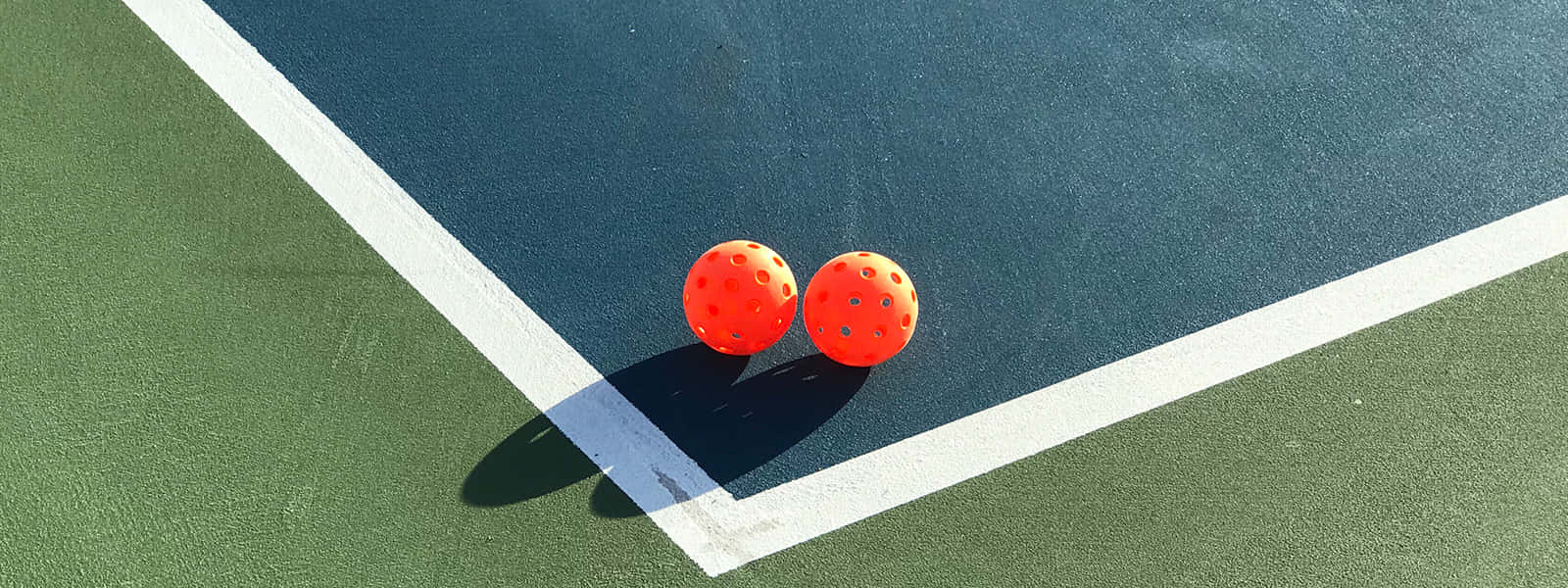 pickleball ballson court, bright orange perforated pickleballs, green and blue court, HD Desktop Wallpaper
