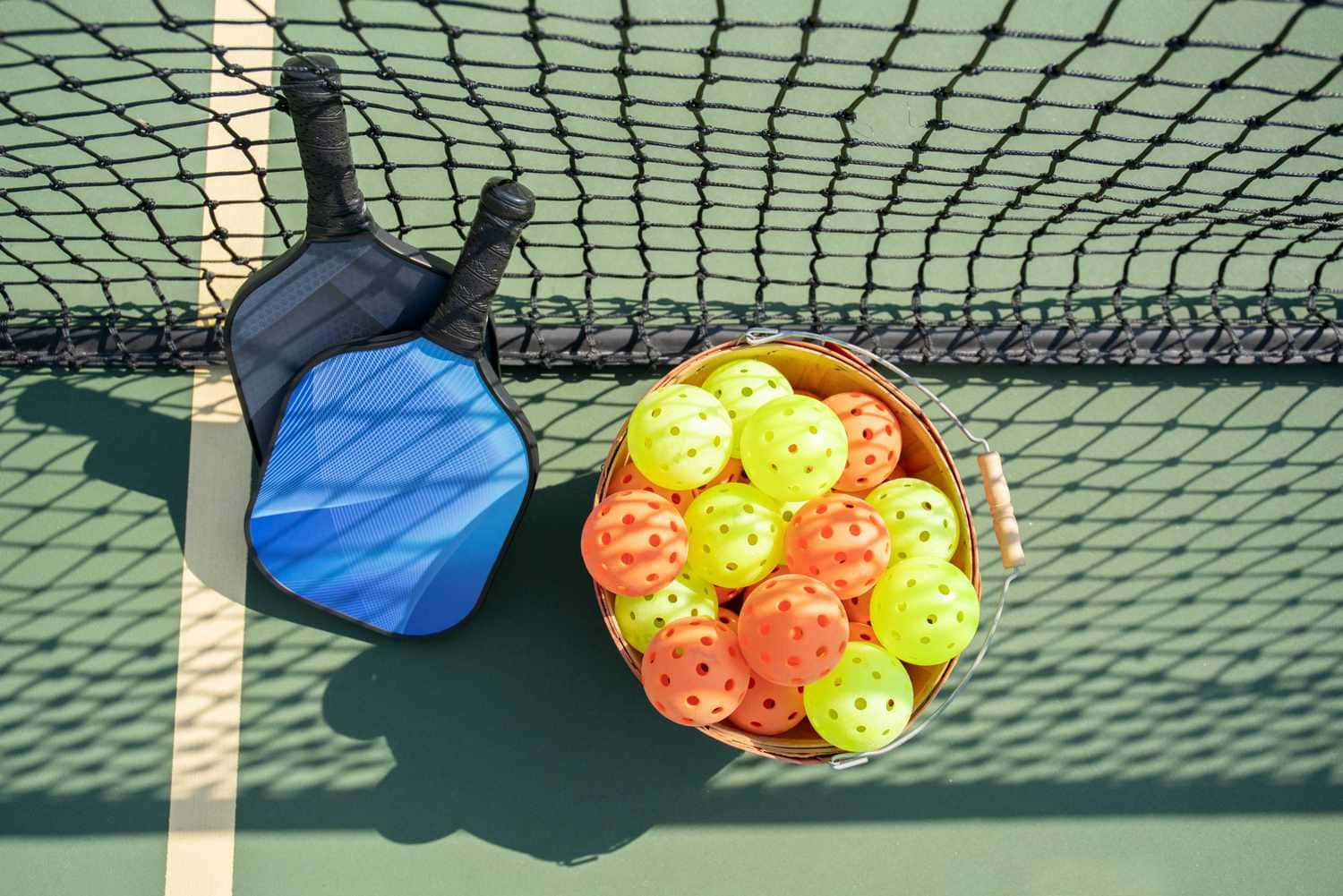 pickleball paddles, pickleball balls, black net, HD Desktop Wallpaper