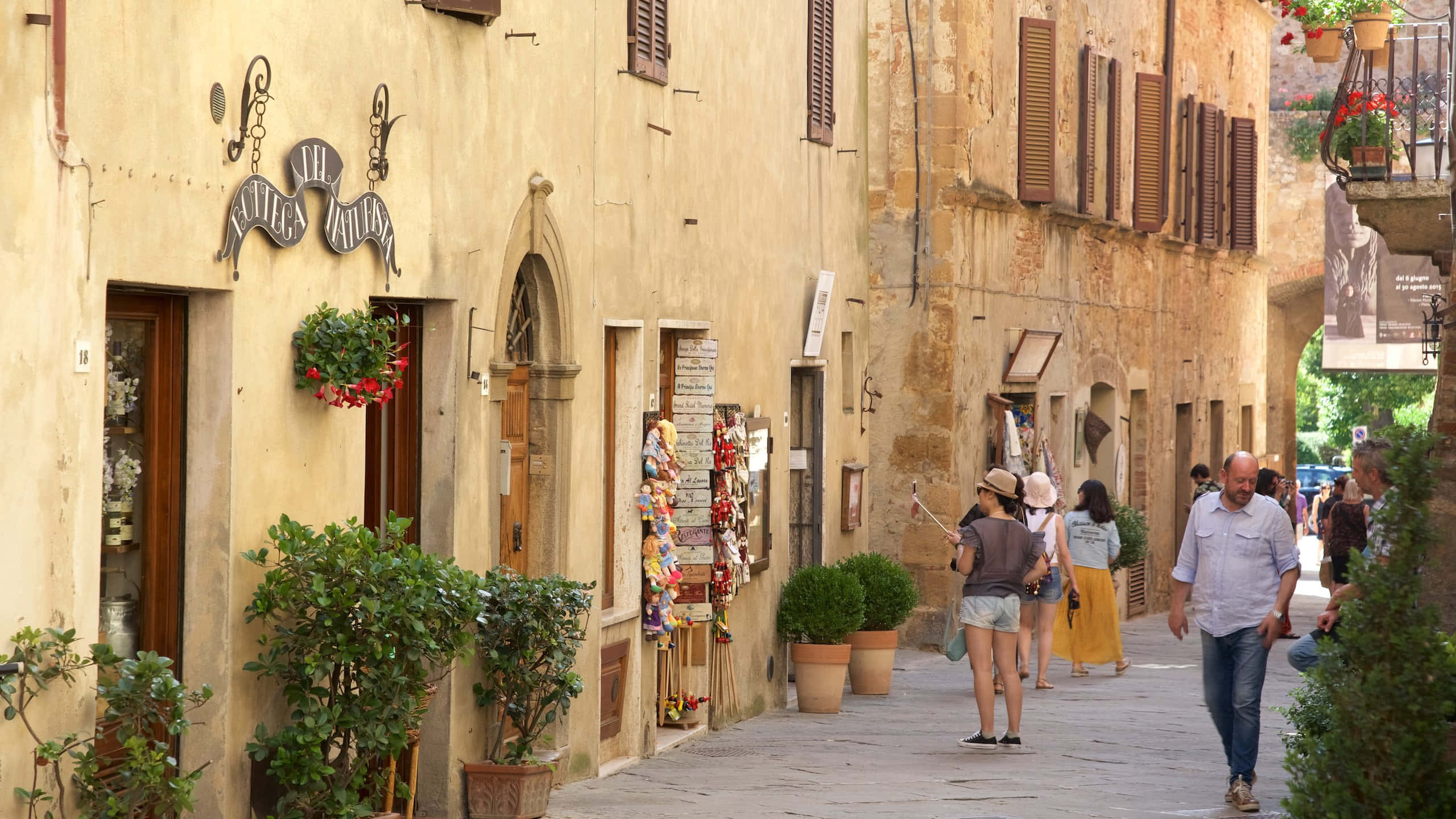 Pienza, cobblestone alleyway, historic Italian town, 2K Desktop Wallpaper