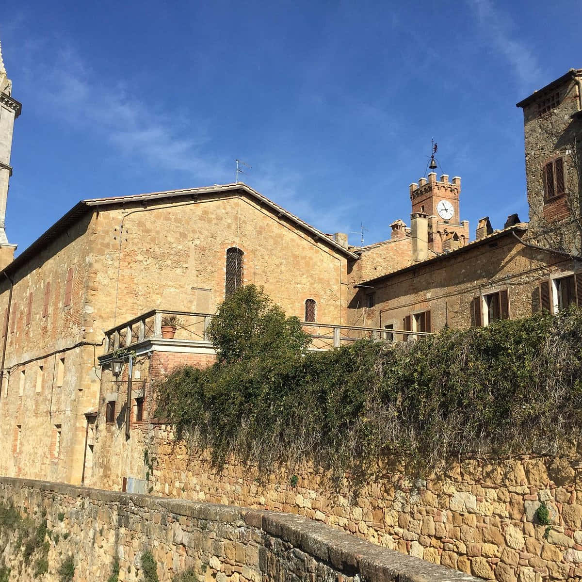 Pienza, clock tower, stone buildings, SD Desktop Wallpaper