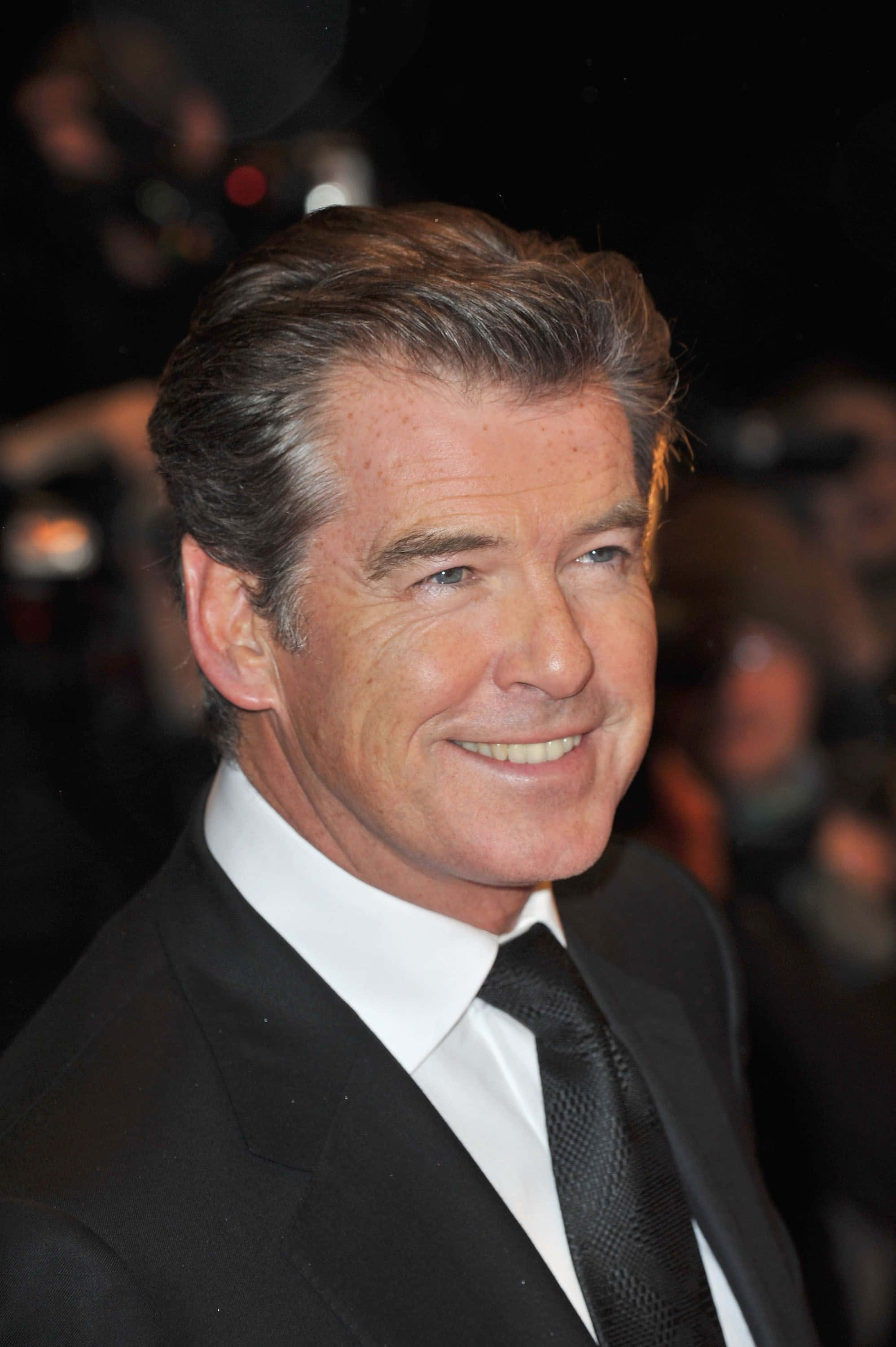 Pierce Brosnan, 1996, black suit and tie, 2K Phone Wallpaper