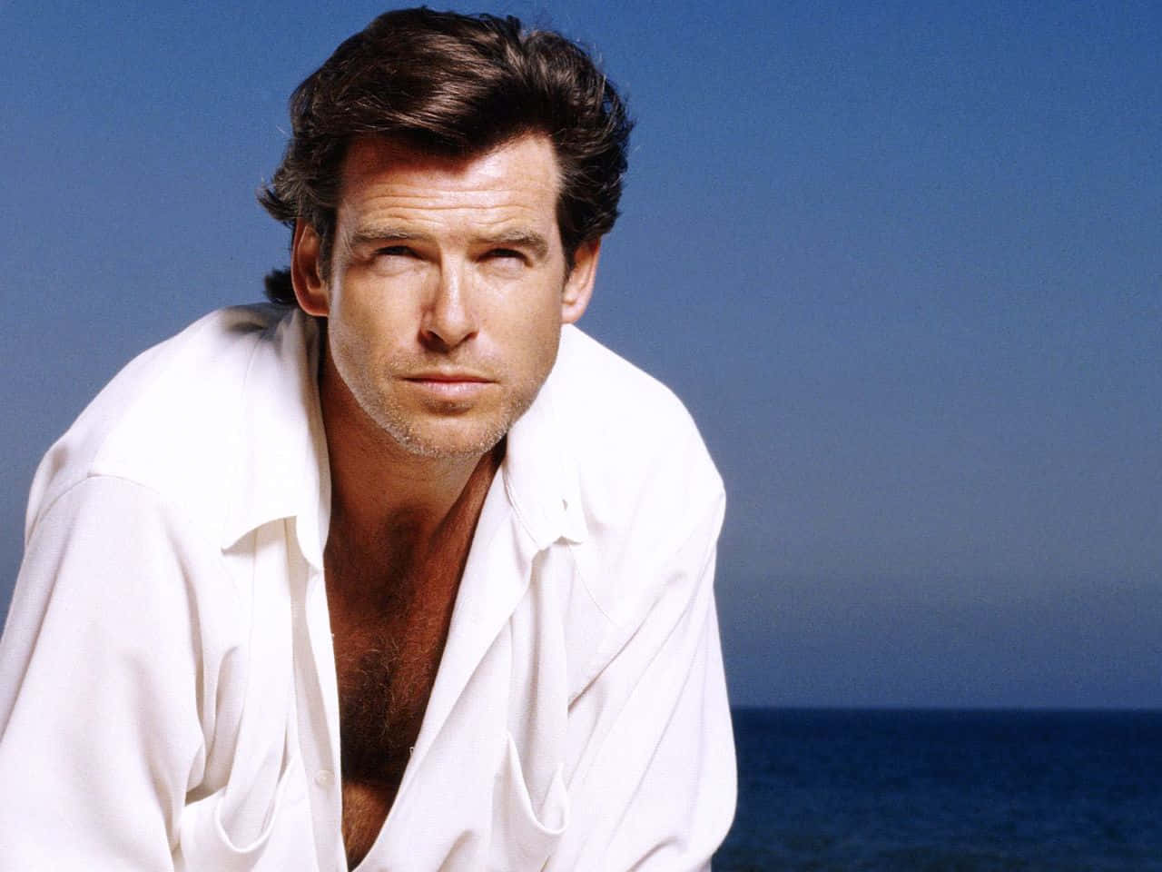 Pierce Brosnan, white shirt, blue ocean, HD Desktop Wallpaper