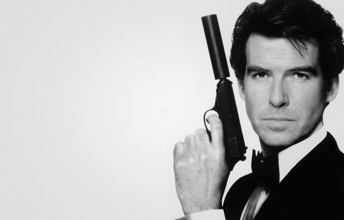 Pierce Brosnan, tuxedo, silenced pistol, HD Desktop Wallpaper