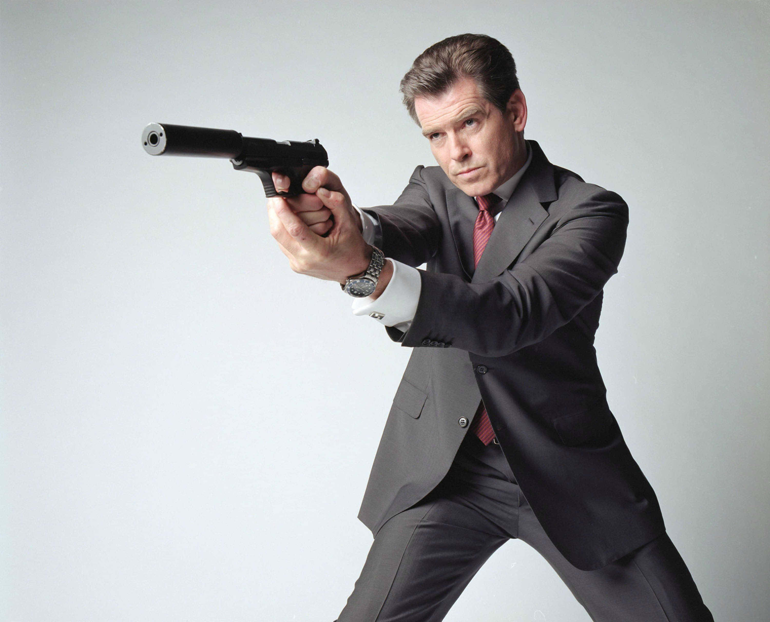 Pierce Brosnan, black silenced pistol, sharp suit, 2K Desktop Wallpaper