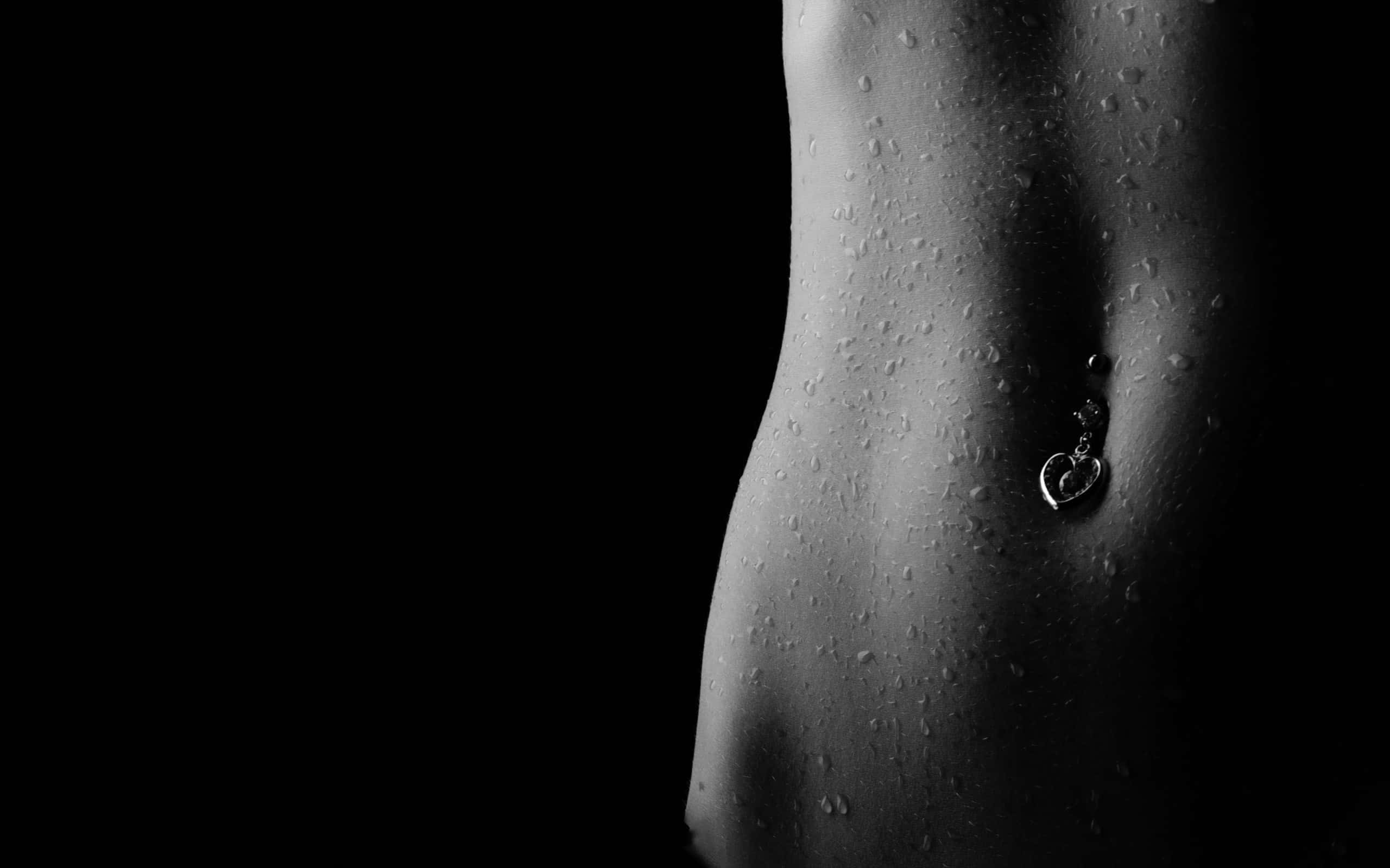 trunk, belly button piercing, monochrome, 2K Desktop Wallpaper