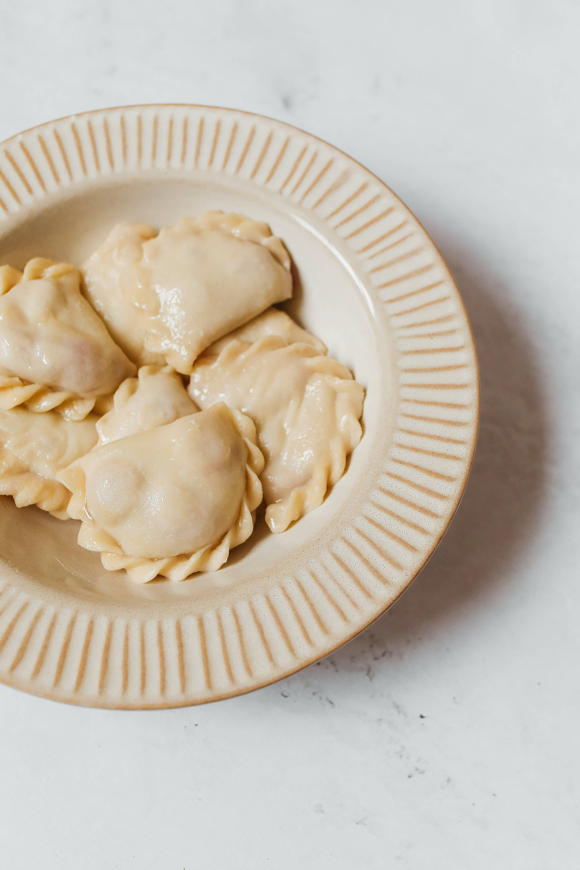 unleavened dough pierogi, bowl, pale dumplings, 2K Phone Wallpaper