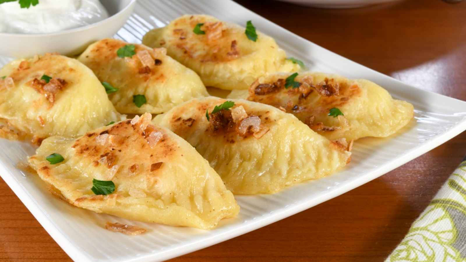 crispy fried pierogi, golden-brown, crispy onions, HD Desktop Wallpaper