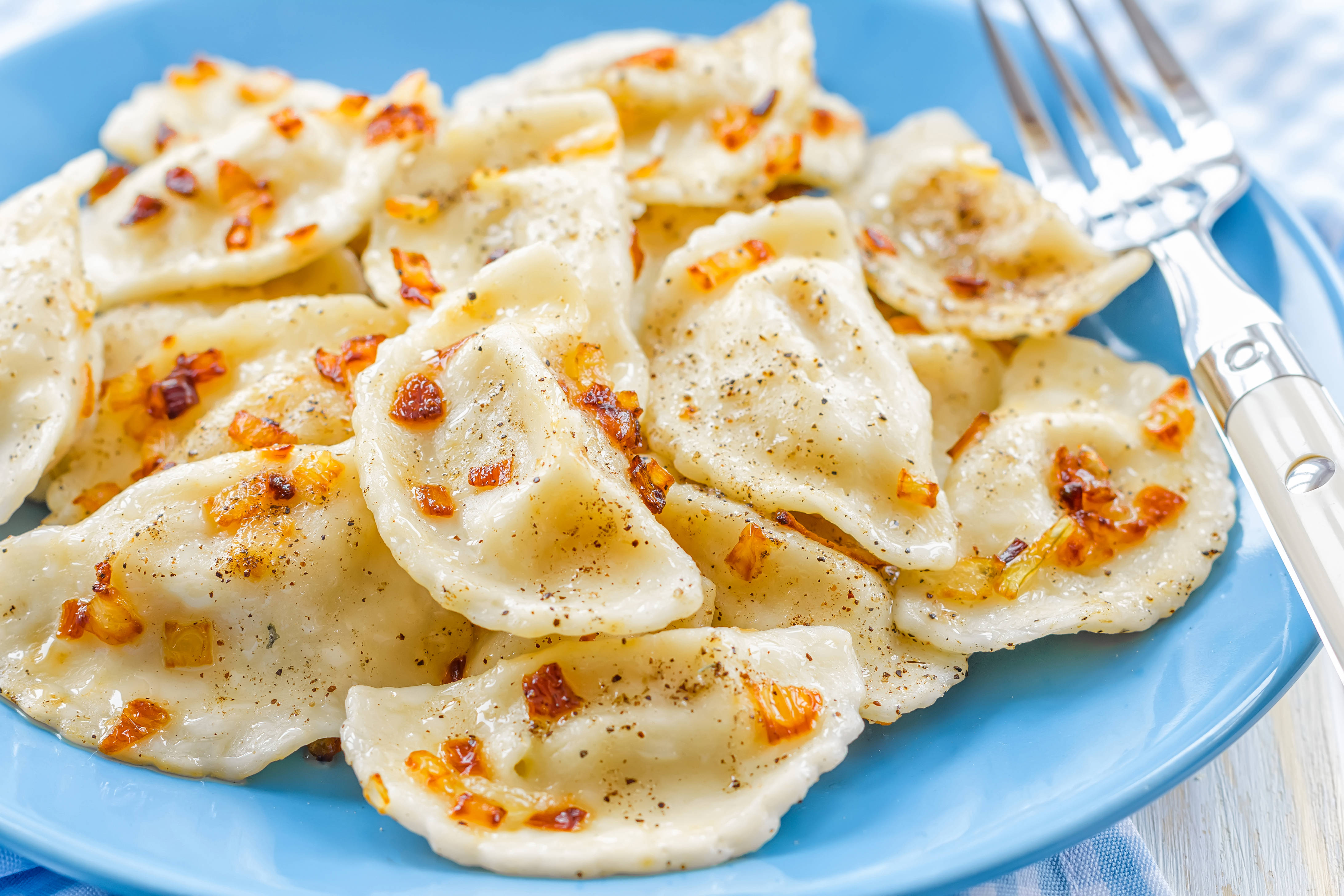 Garlic Pierogi, plump dumplings, crispy fried onions, 4K Desktop Wallpaper