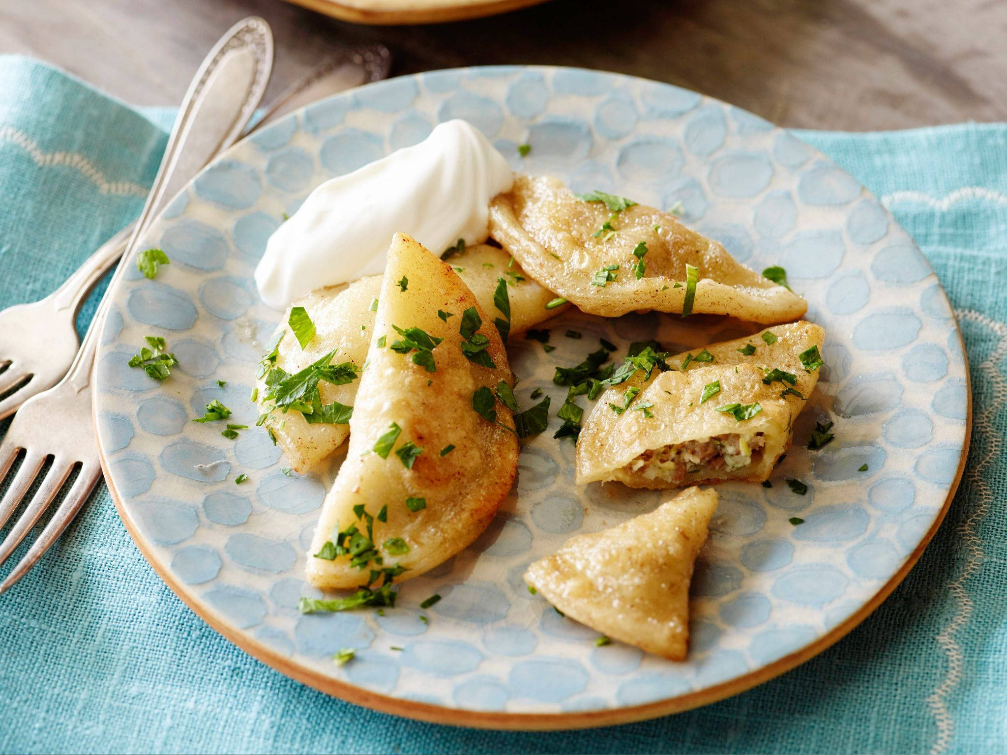 Cream Pierogi Dish, golden-brown pierogies, fresh parsley, Full HD Desktop Wallpaper