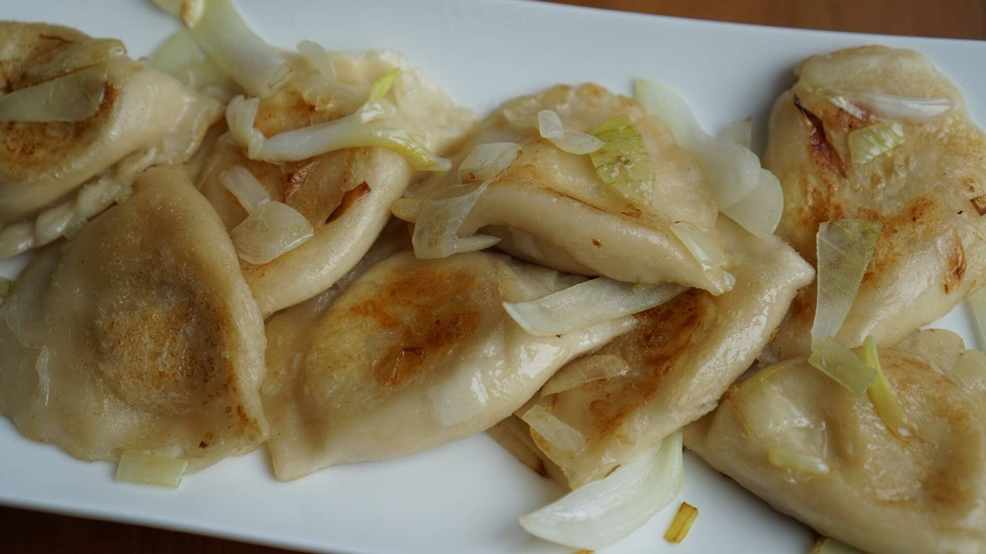 Pierogi, white onions, golden-brown, Full HD Desktop Wallpaper