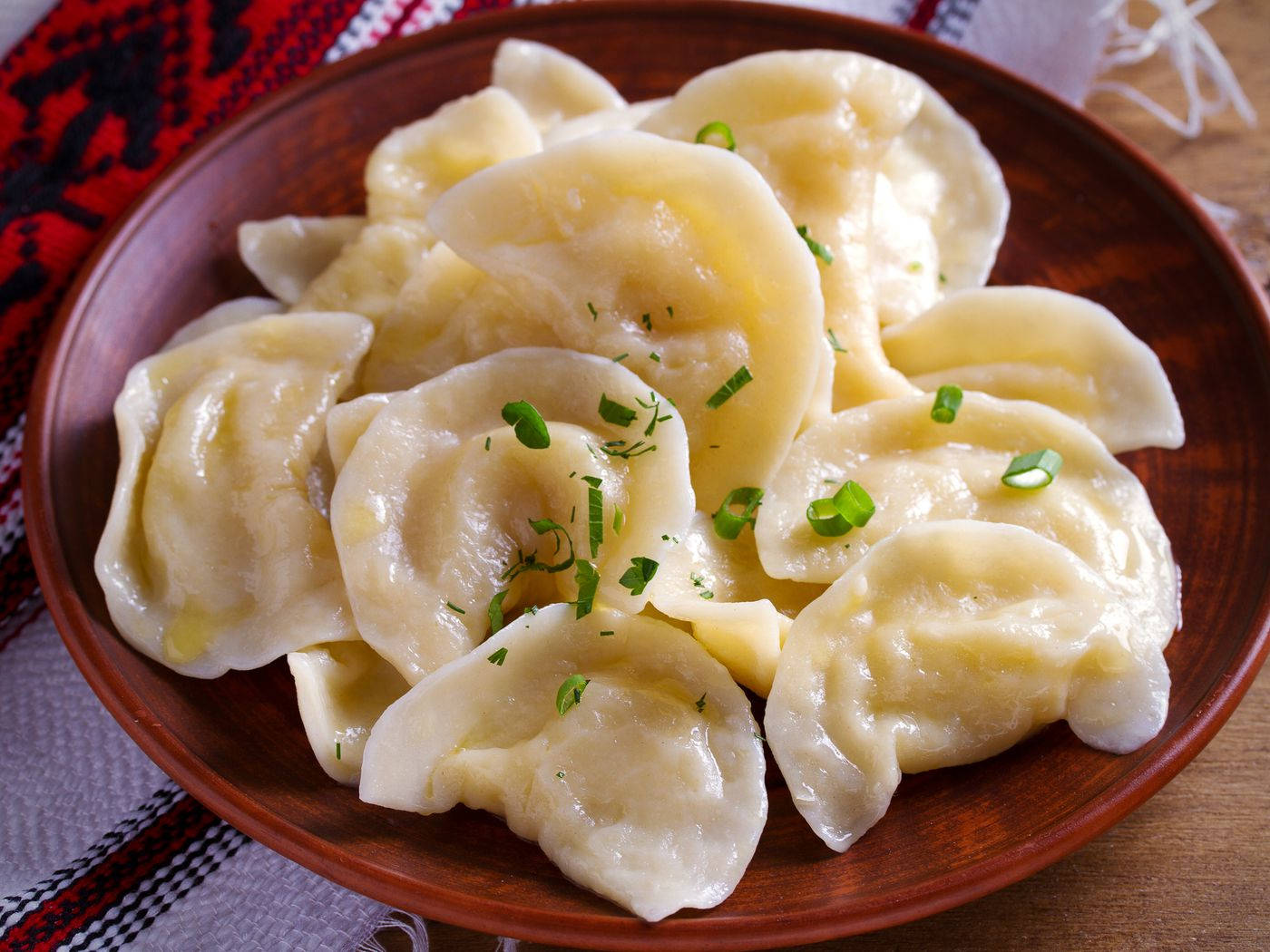 soft pierogi dumplings, steaming dumplings, chopped chives, HD Desktop Wallpaper